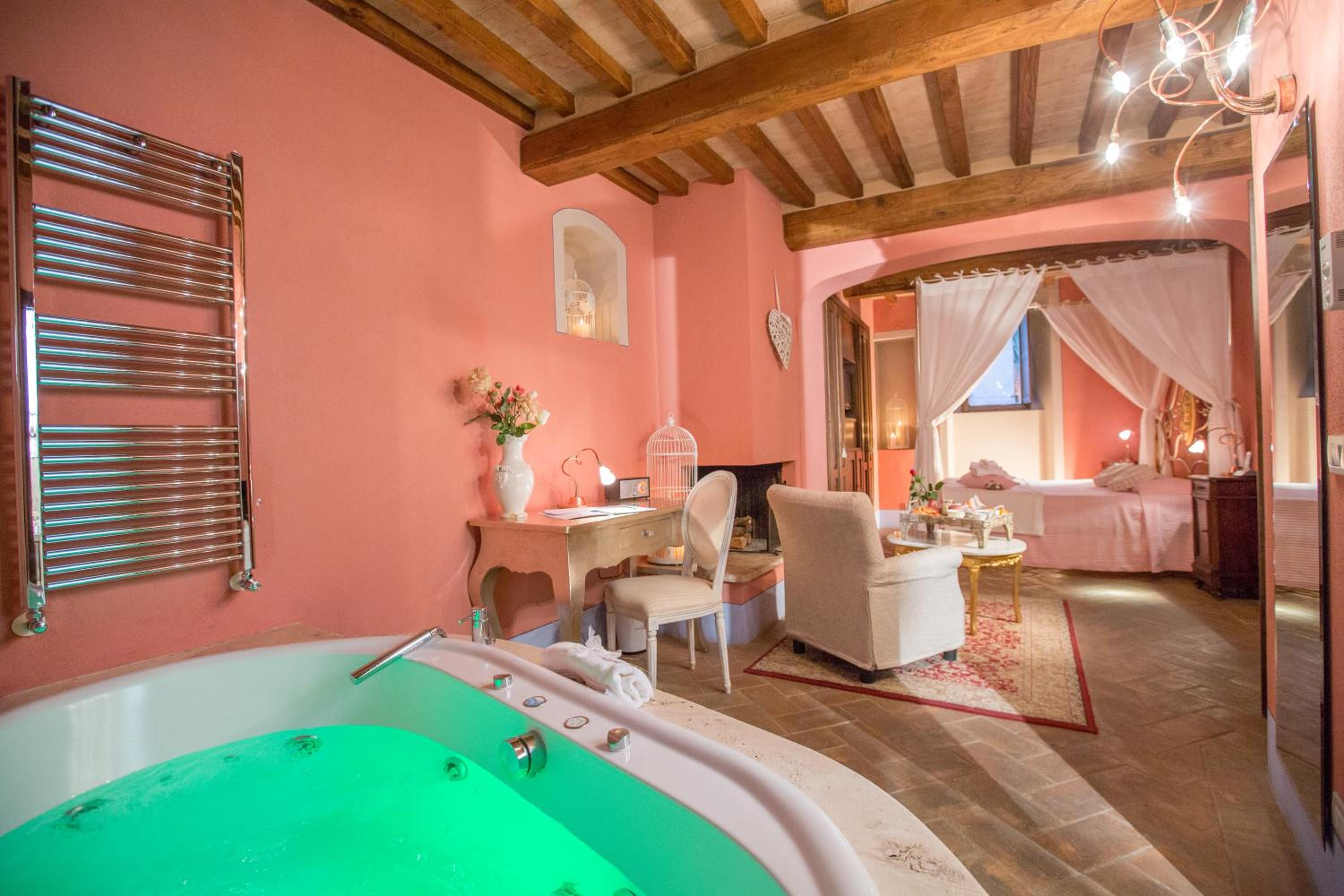 Suite with Hot Tub - Photo 2
