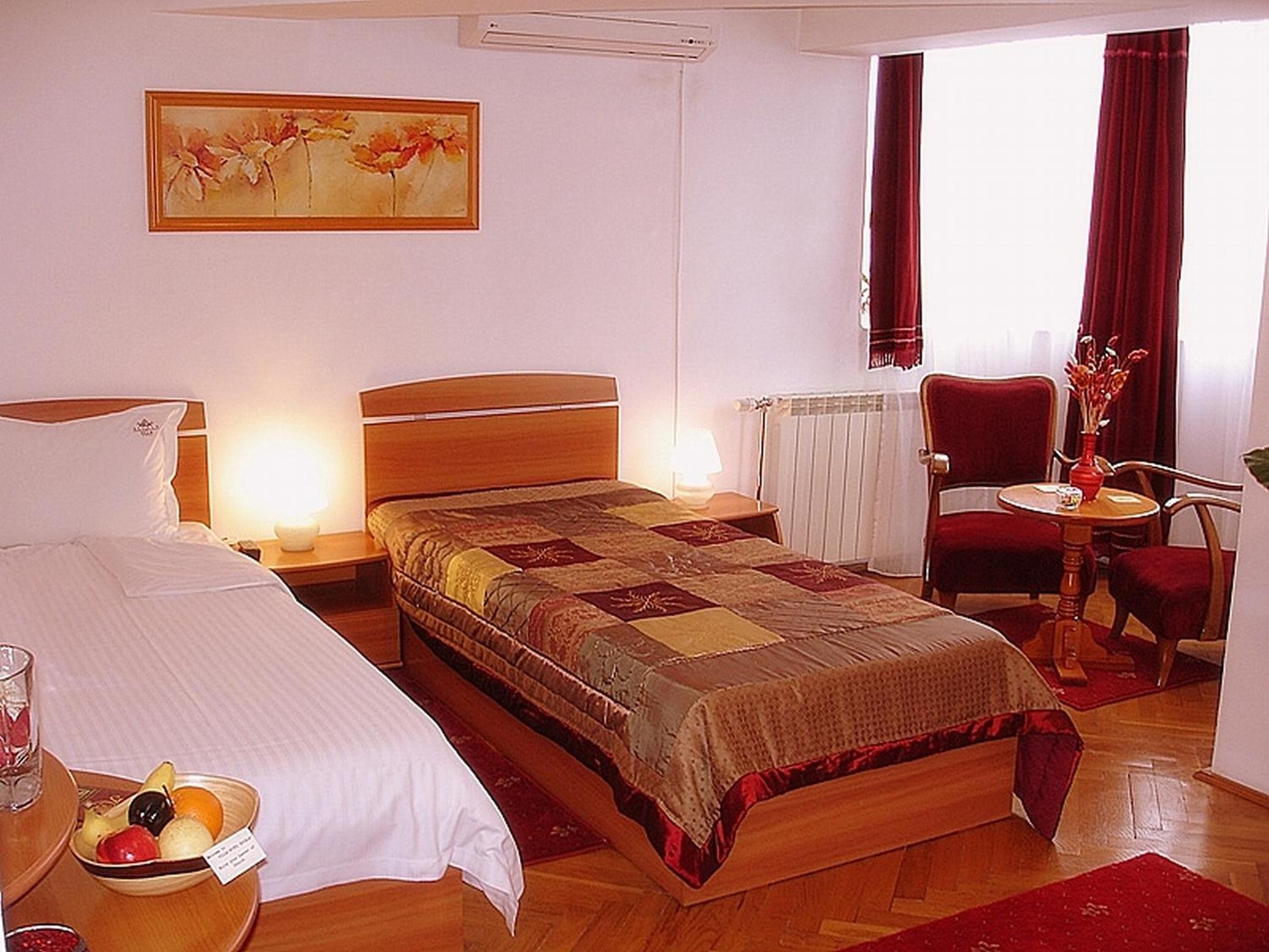 Standard Twin Room - Photo 9