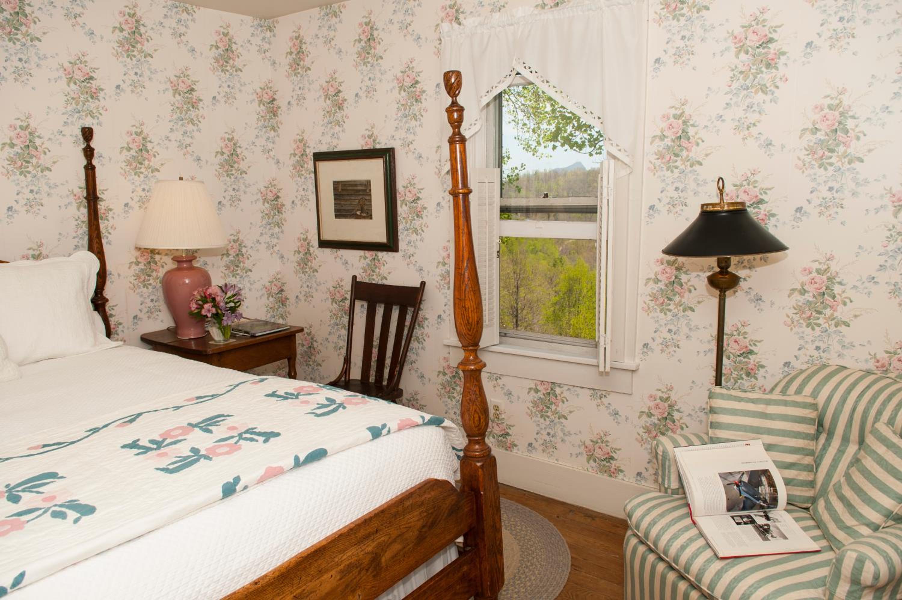 Standard Queen (Room 1)