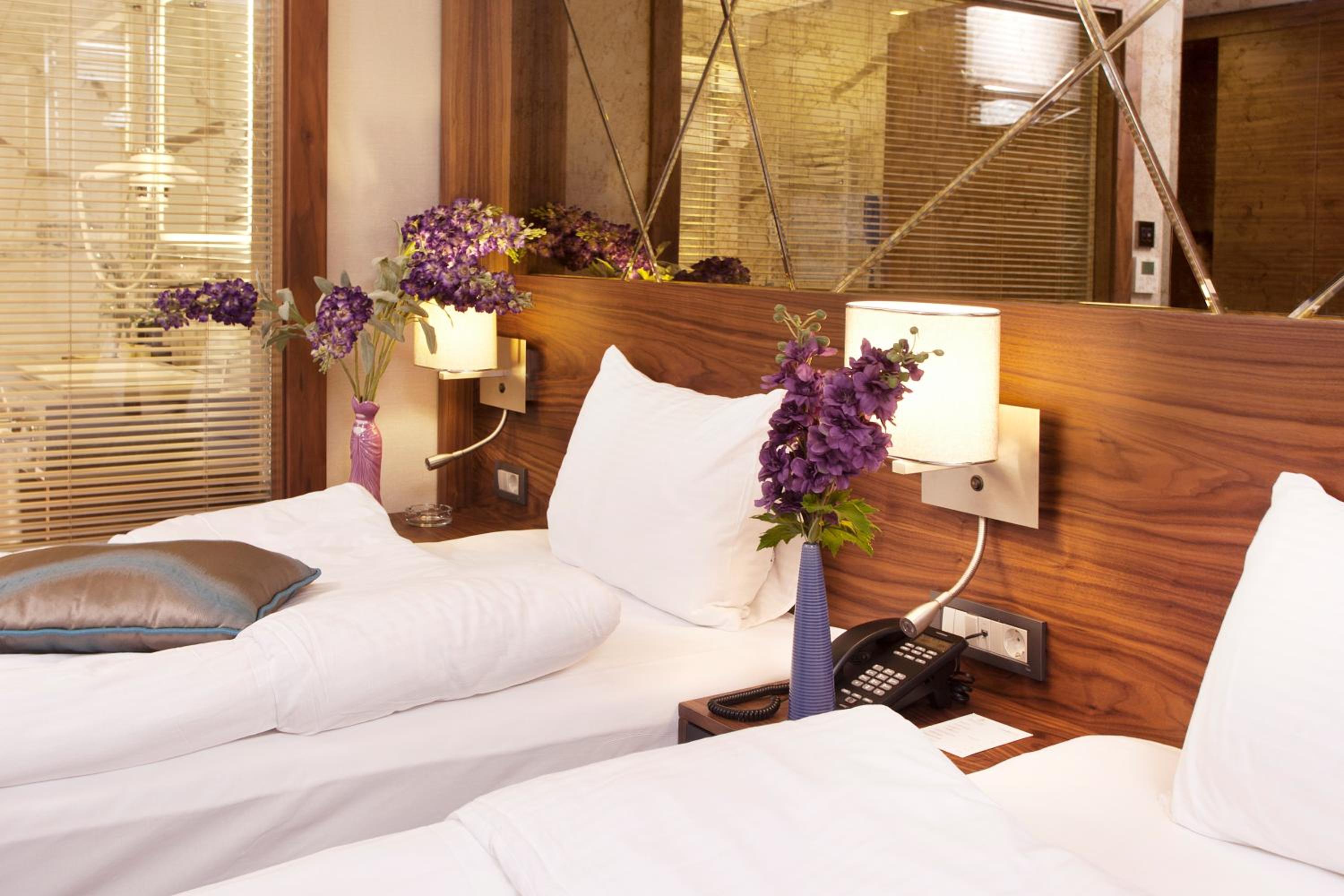 Small Twin Room - Photo 10