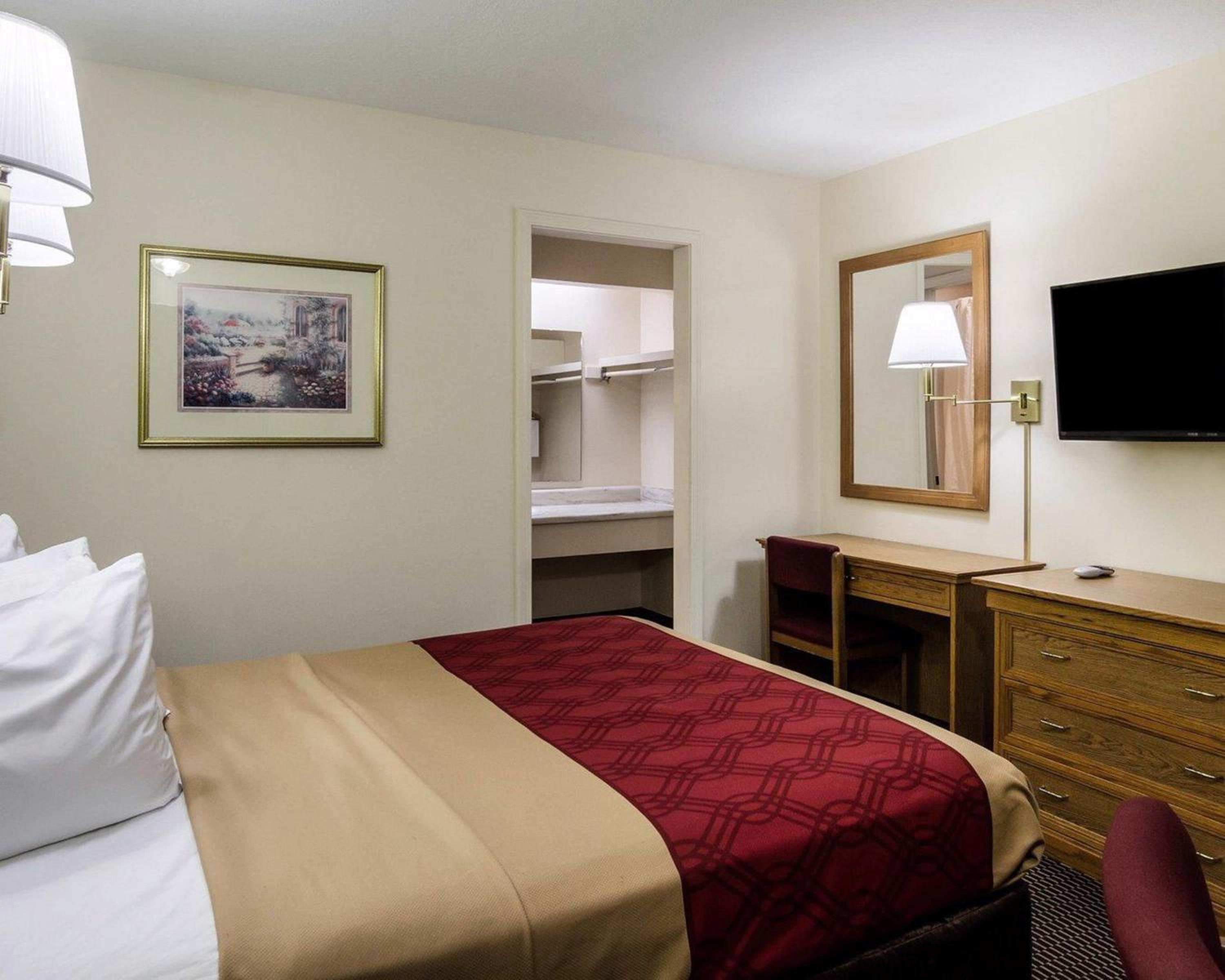 Queen Room - Non-Smoking - Photo 1