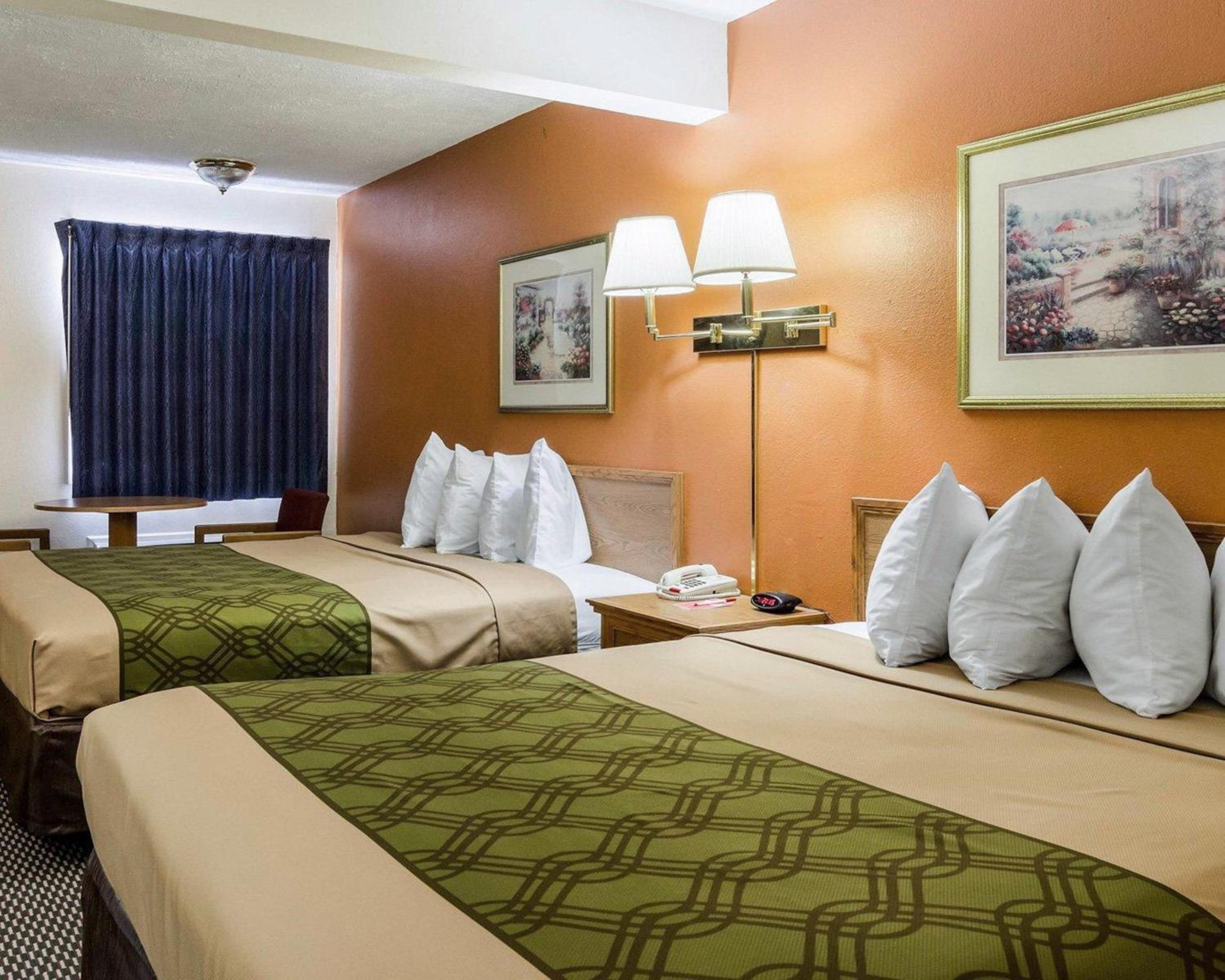 Queen Room with Two Queen Beds - Non-Smoking - Photo 2