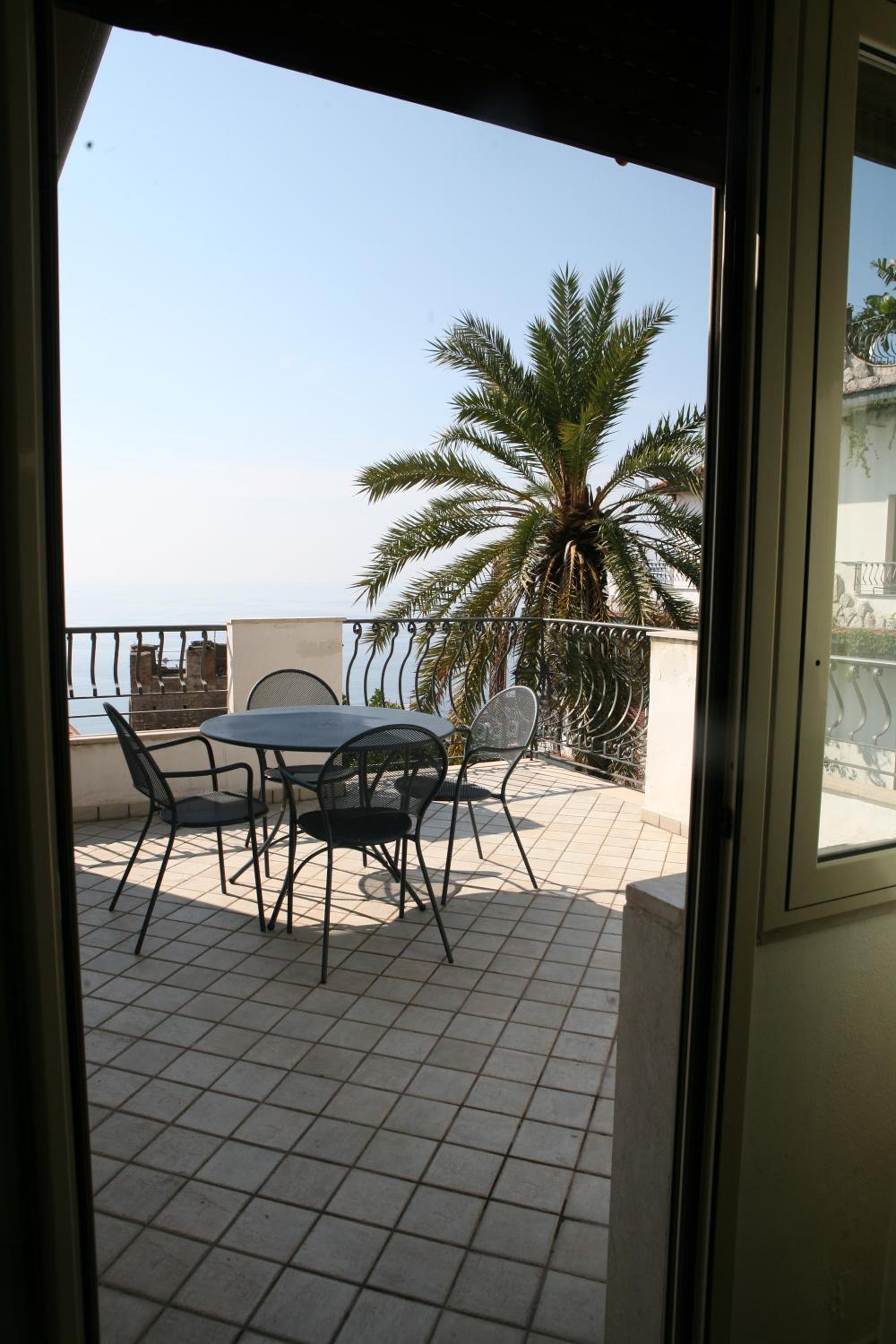 Double or Twin Room with Balcony and Sea View photo 2