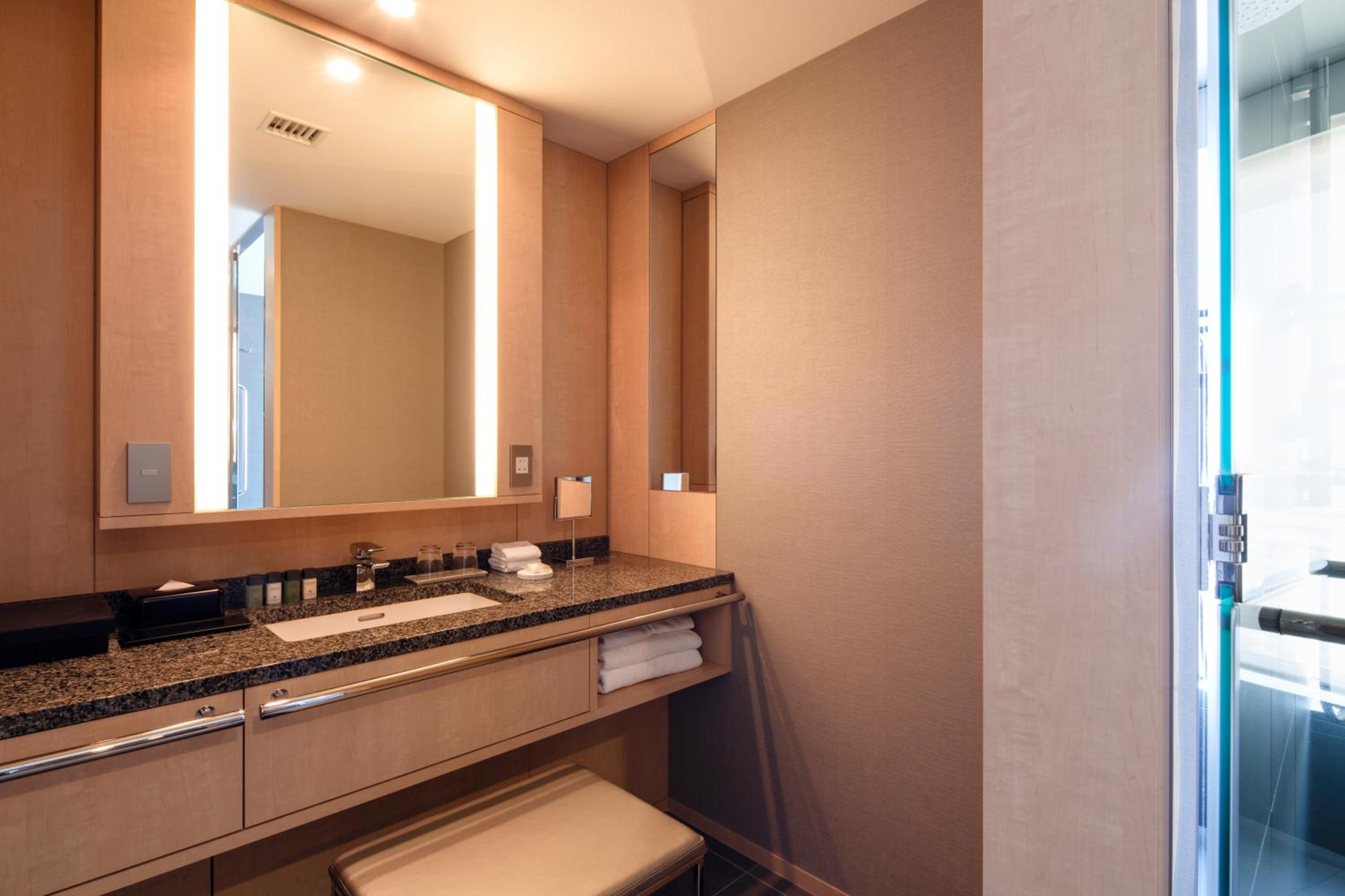 Premier Corner King Room - Non-Smoking