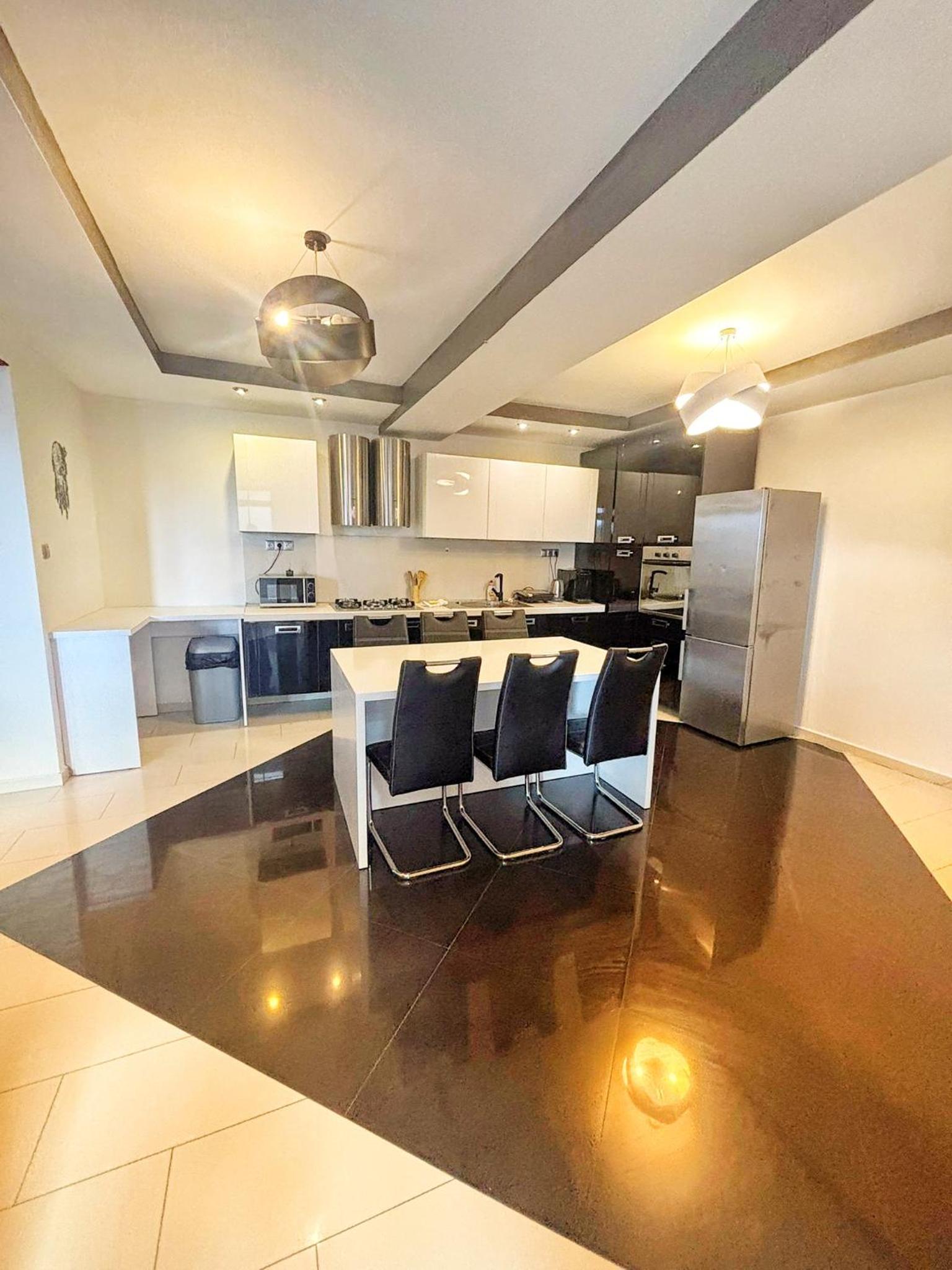Three-Bedroom Deluxe Apartment - Photo 7