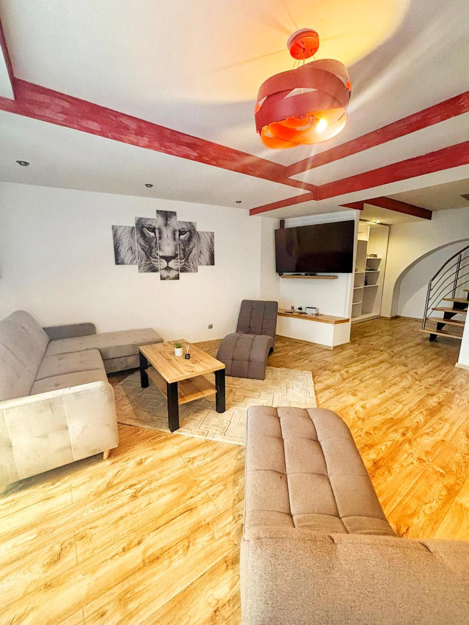 Three-Bedroom Deluxe Apartment - Photo 2