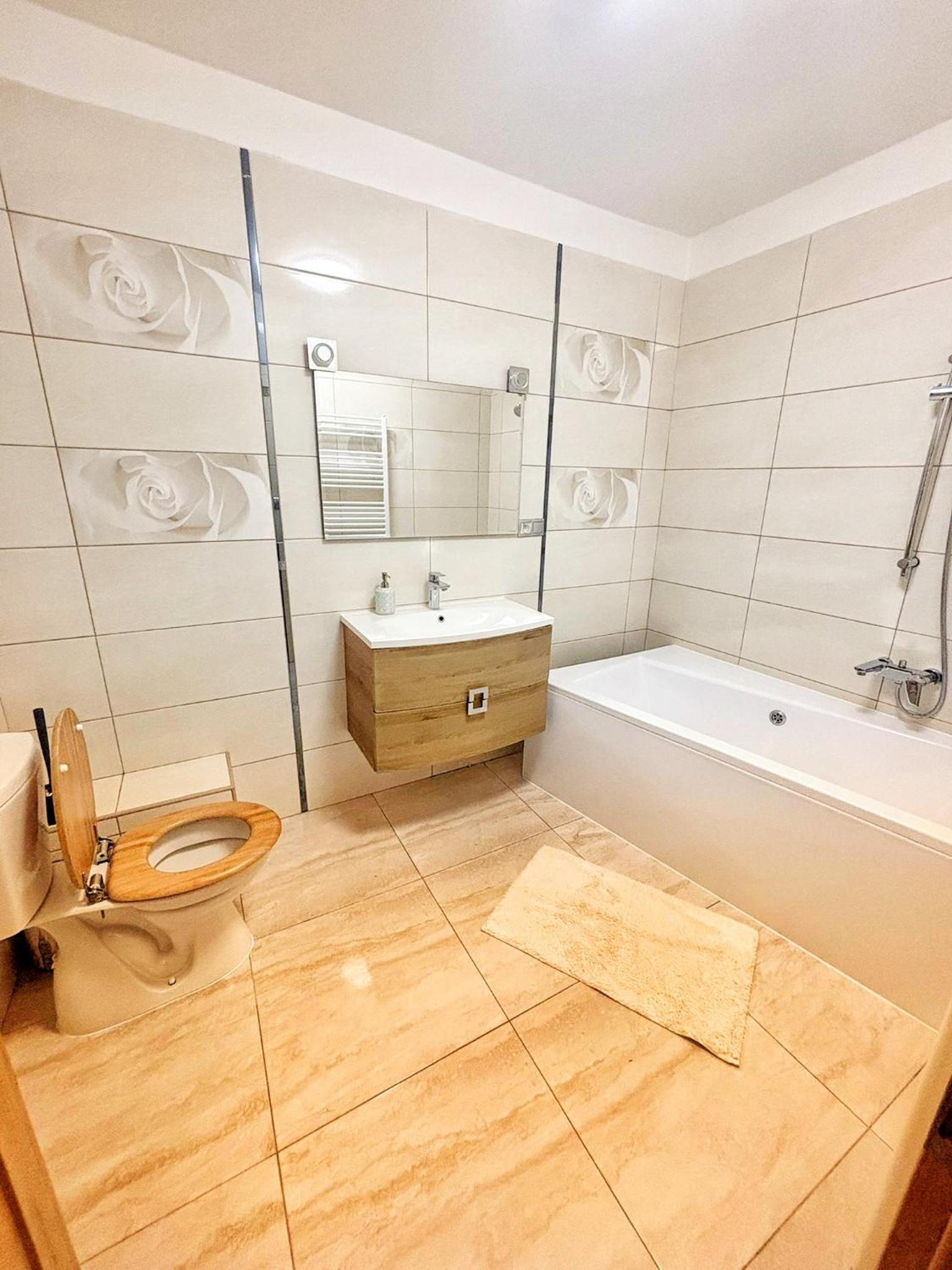 Three-Bedroom Deluxe Apartment - Photo 8