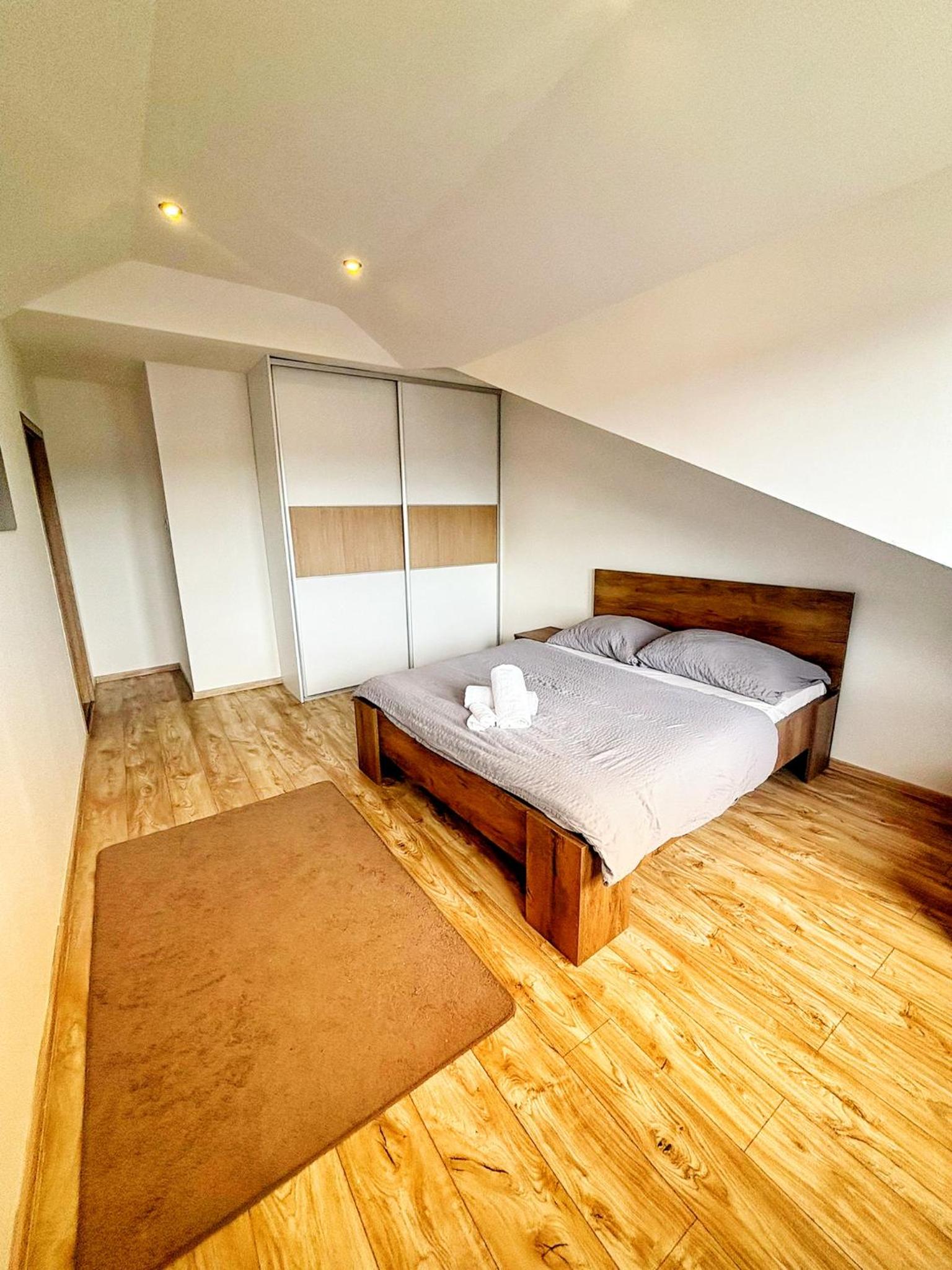 Three-Bedroom Deluxe Apartment - Photo 10