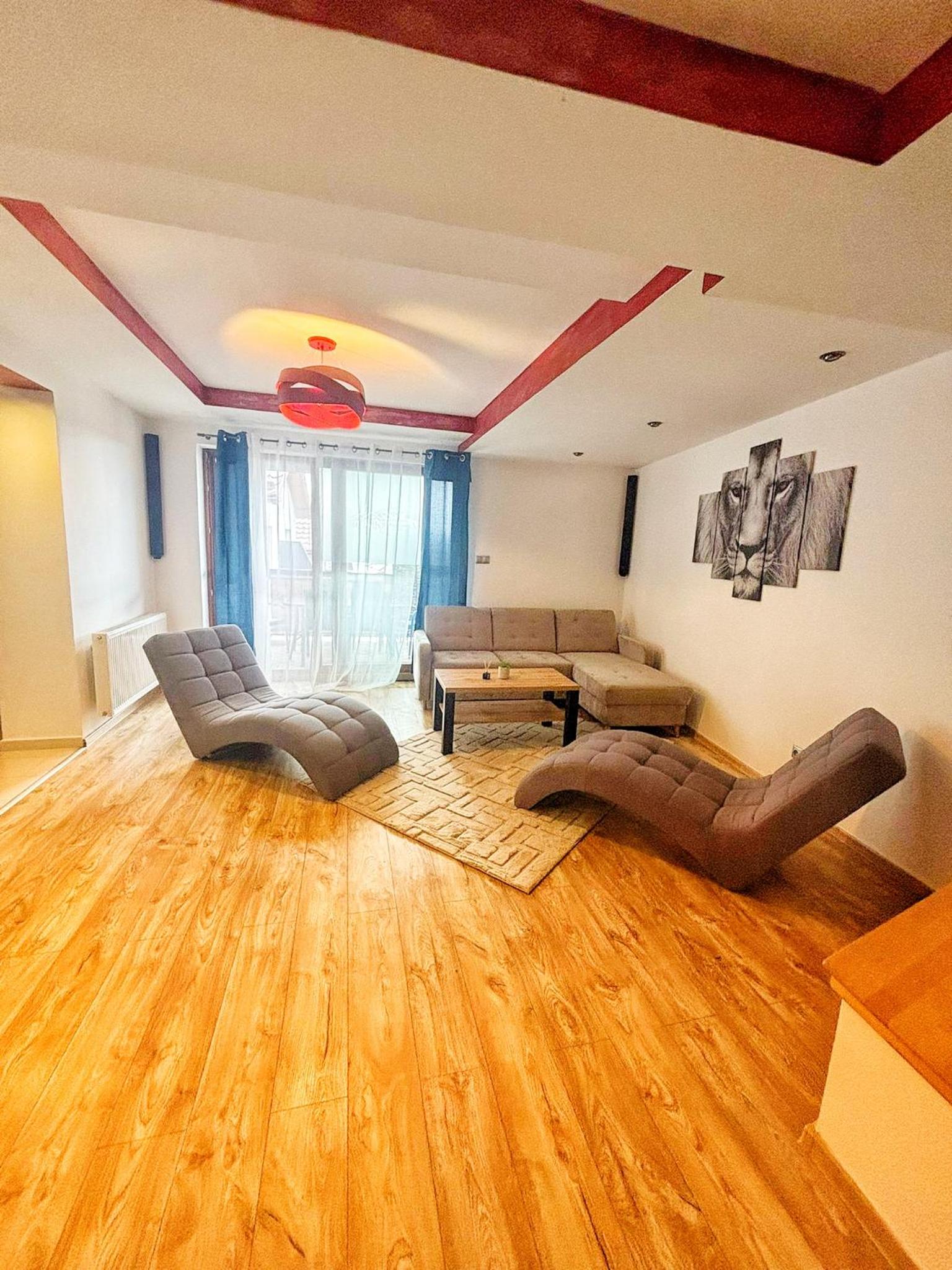Three-Bedroom Deluxe Apartment - Photo 12