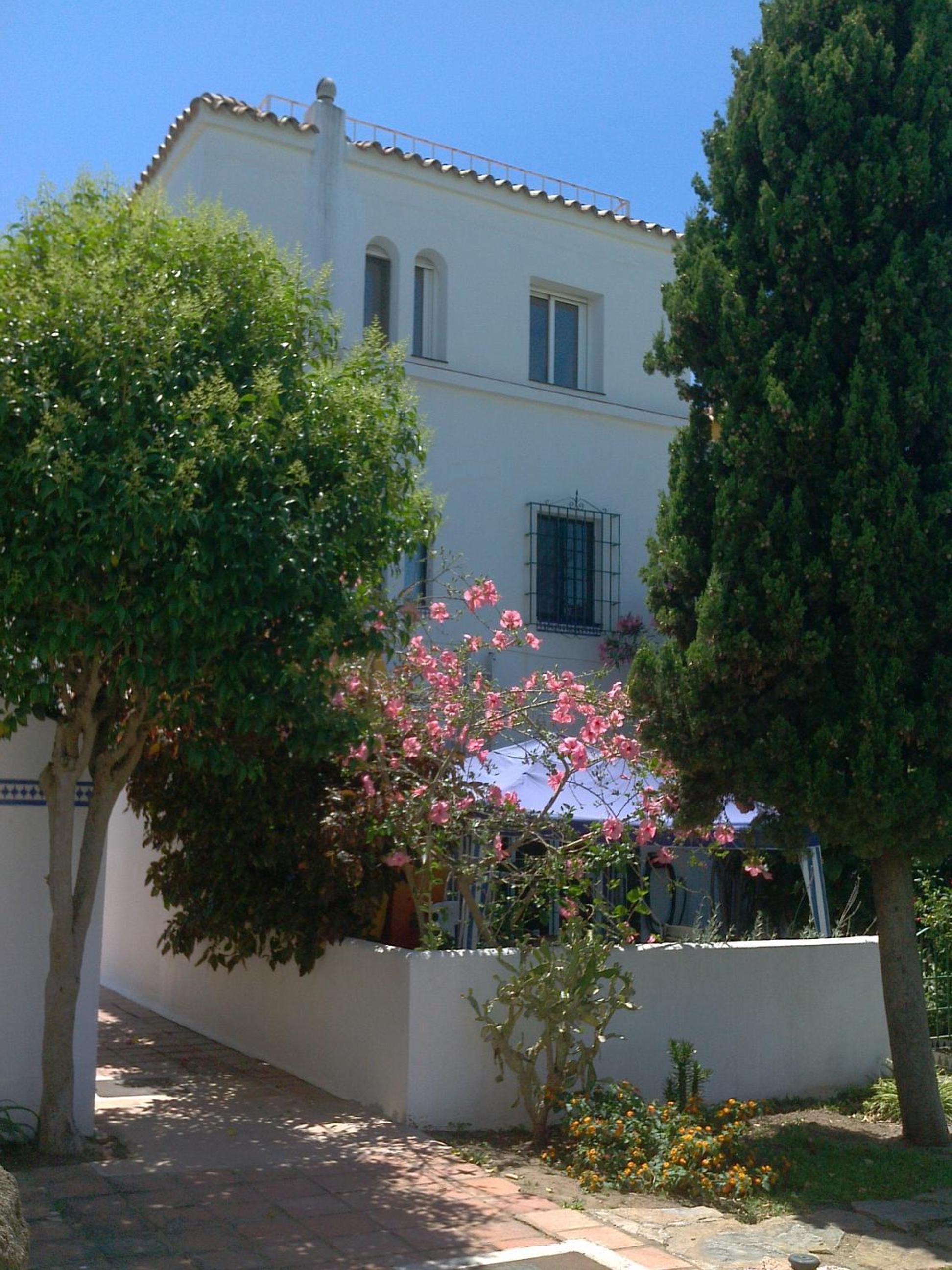 Double Room - Photo 9