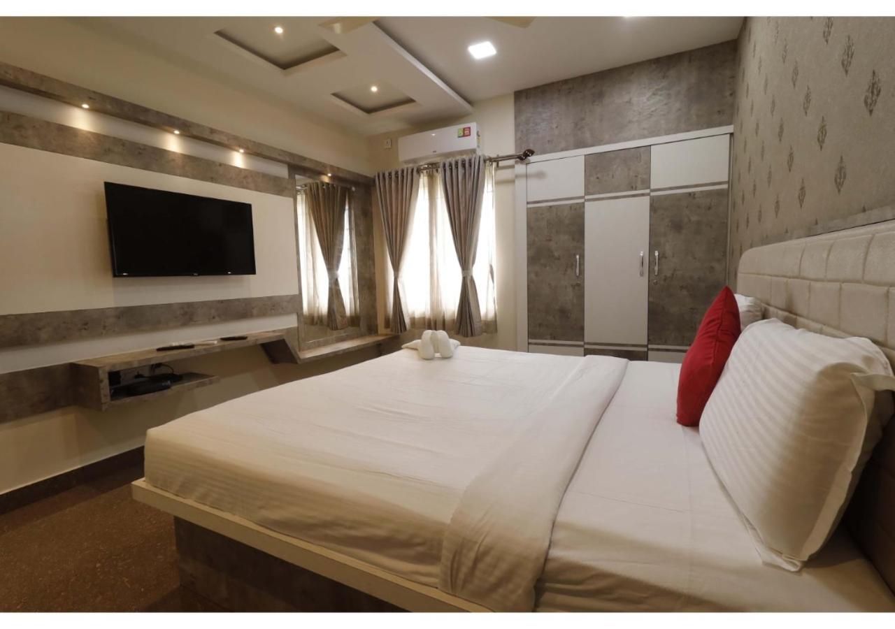 Deluxe King Suite photo 2