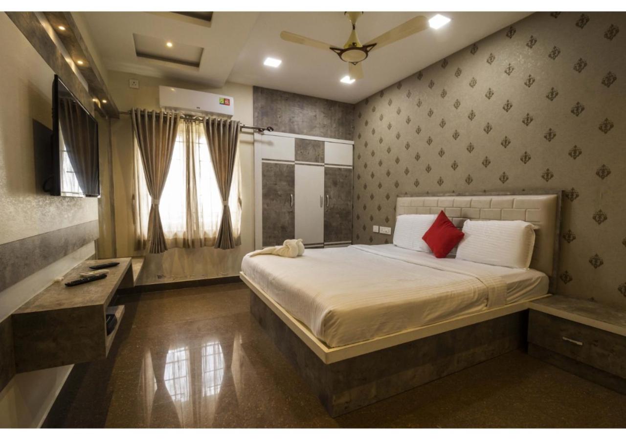 Deluxe King Suite photo 1