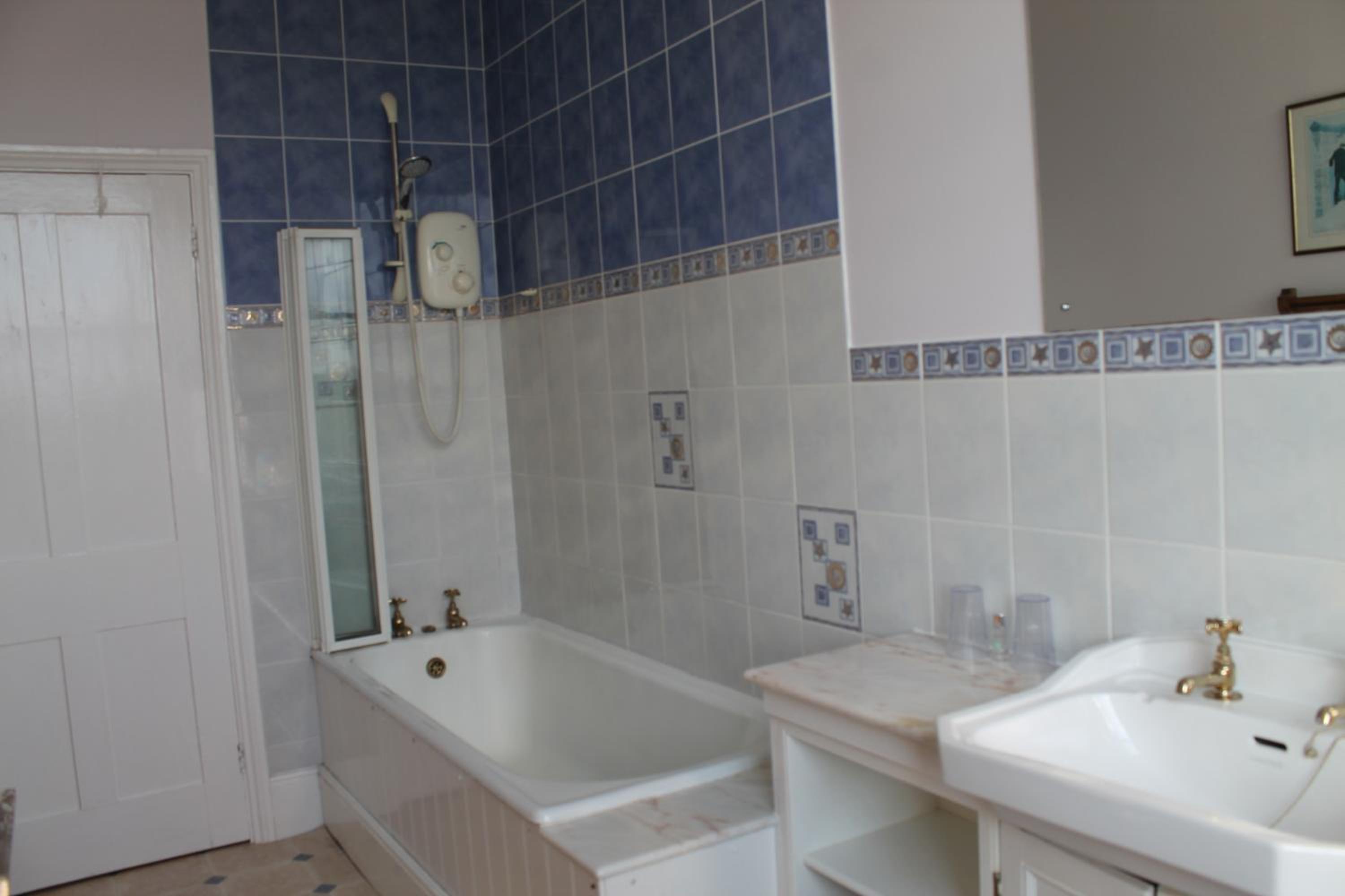 Double or Twin Room with Private Bathroom photo 2