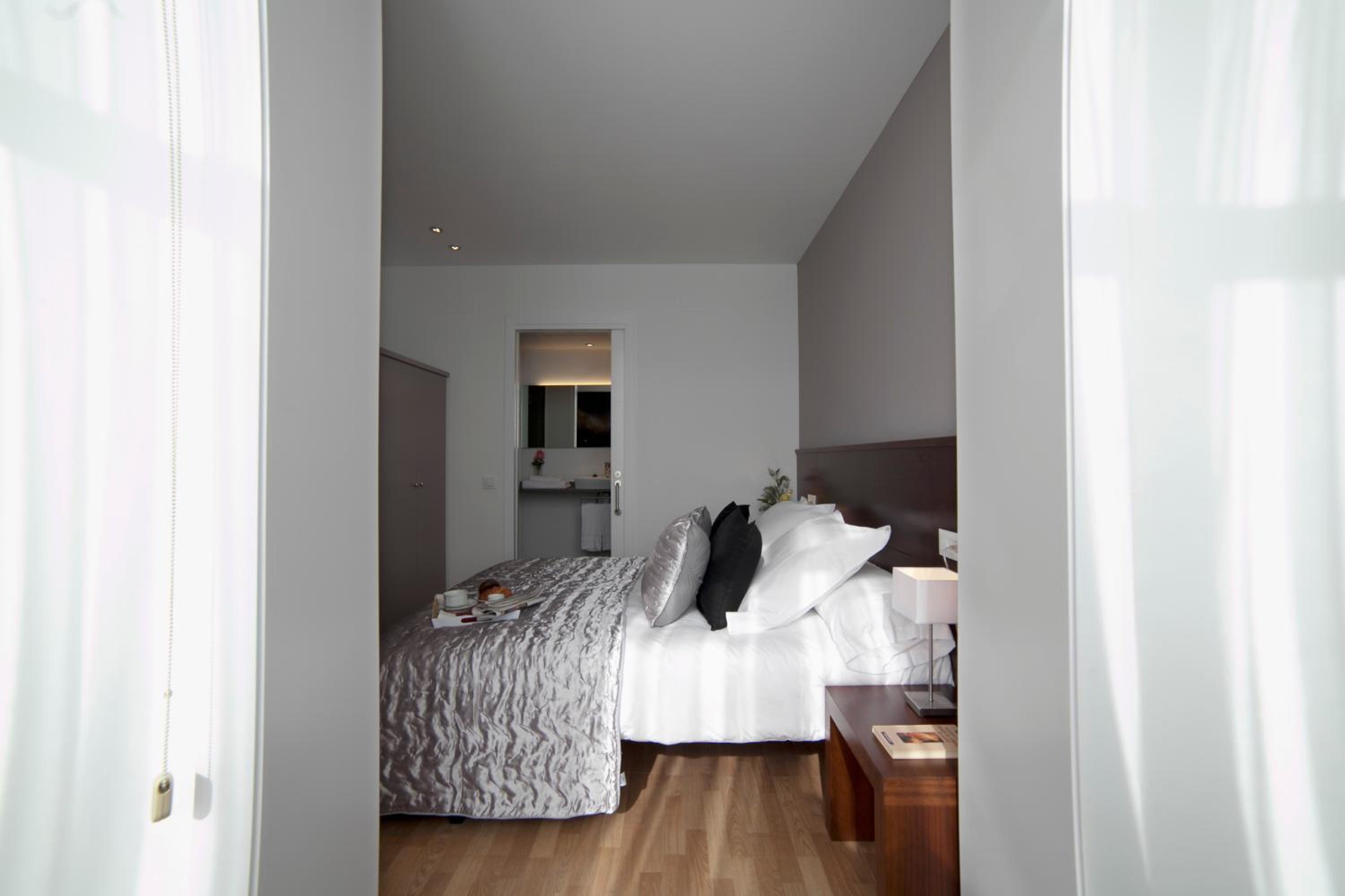 Three-Bedroom Apartment - Ronda Universitat 13 photo 3