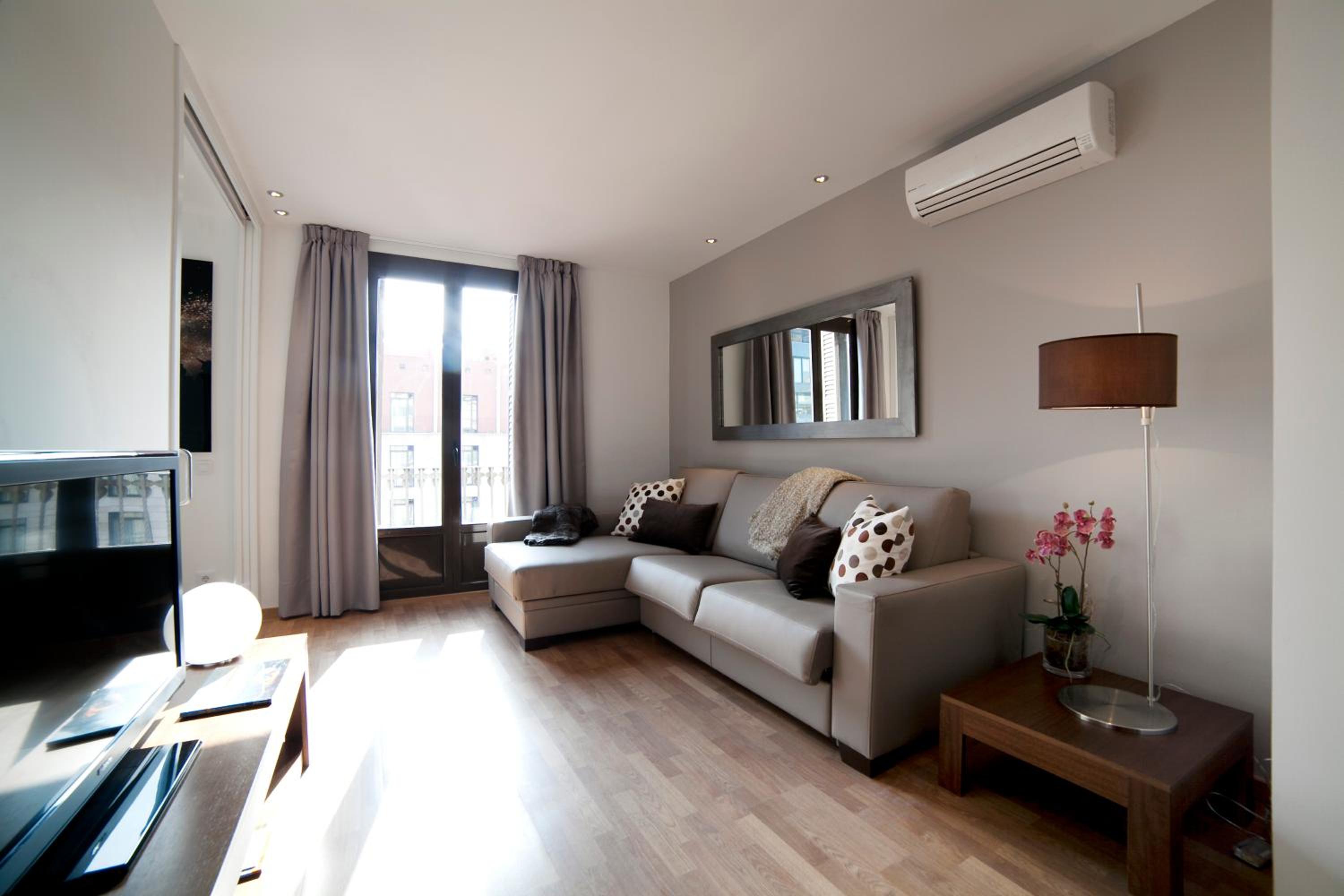 Apartamento de Tres Dormitorios - Ronda Universitat 13