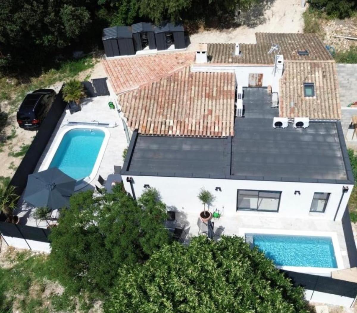 Six-Bedroom House photo 1