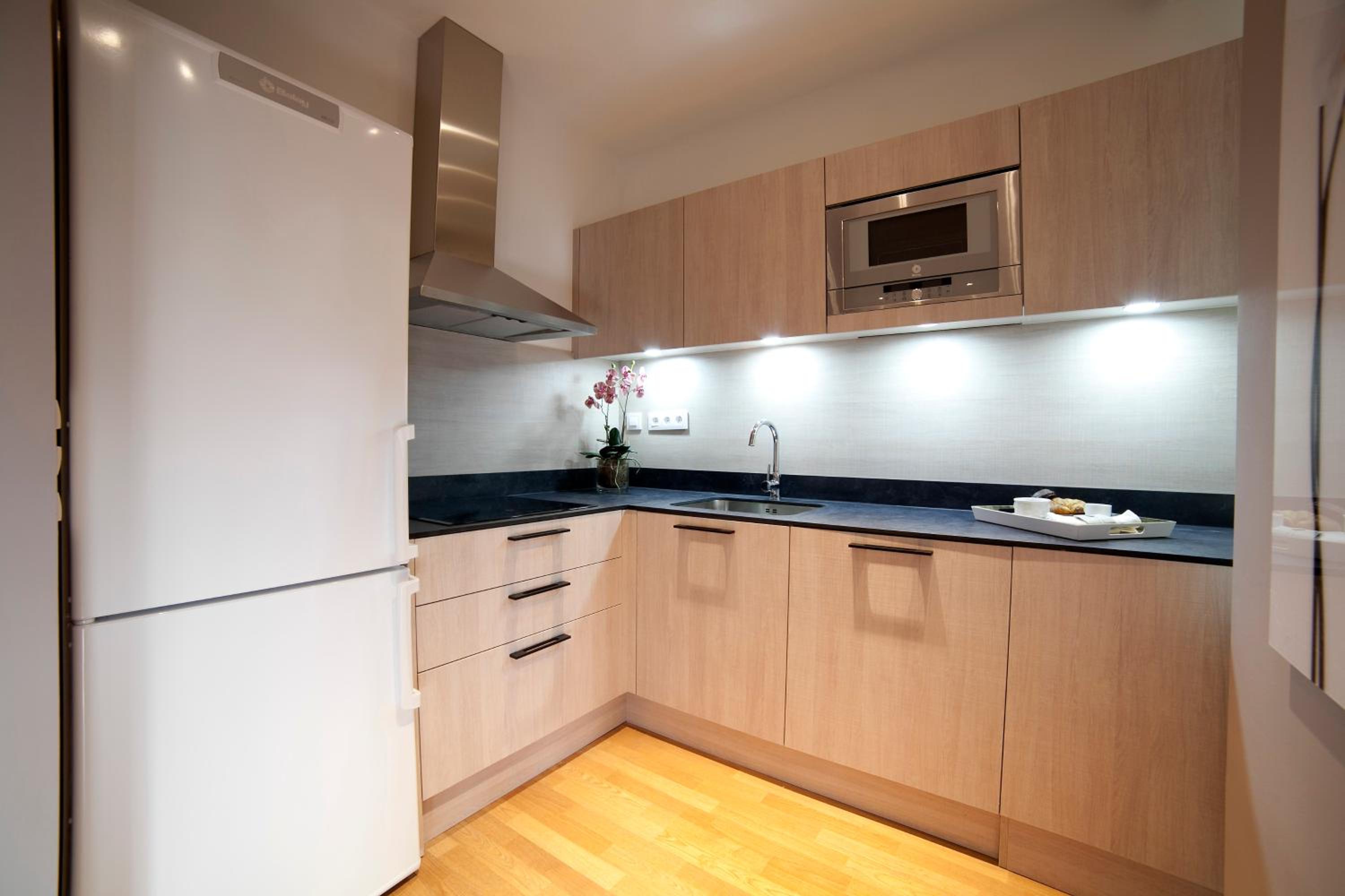 Two-Bedroom Apartment - Ronda Universitat 13 photo 3