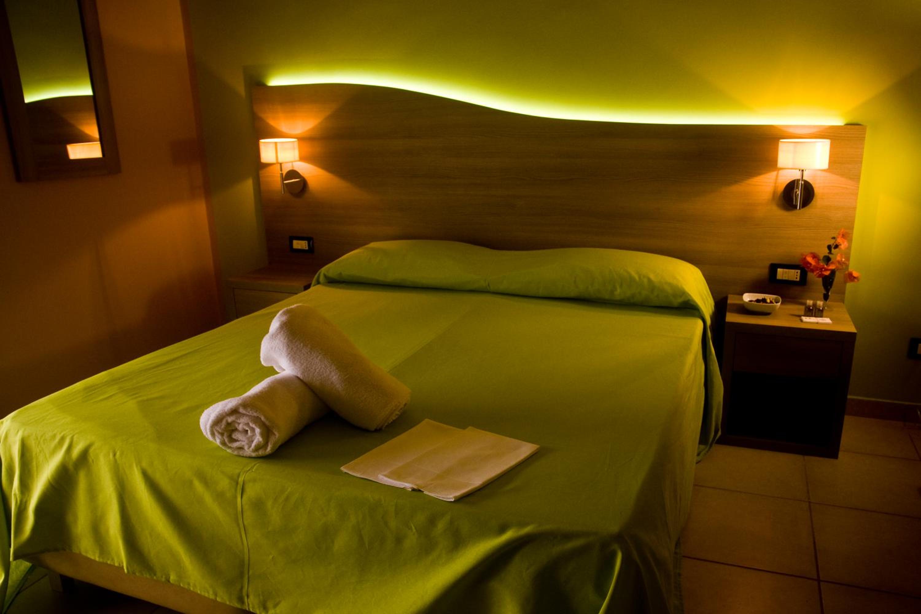 Deluxe Double or Twin Room with Sea View photo 1