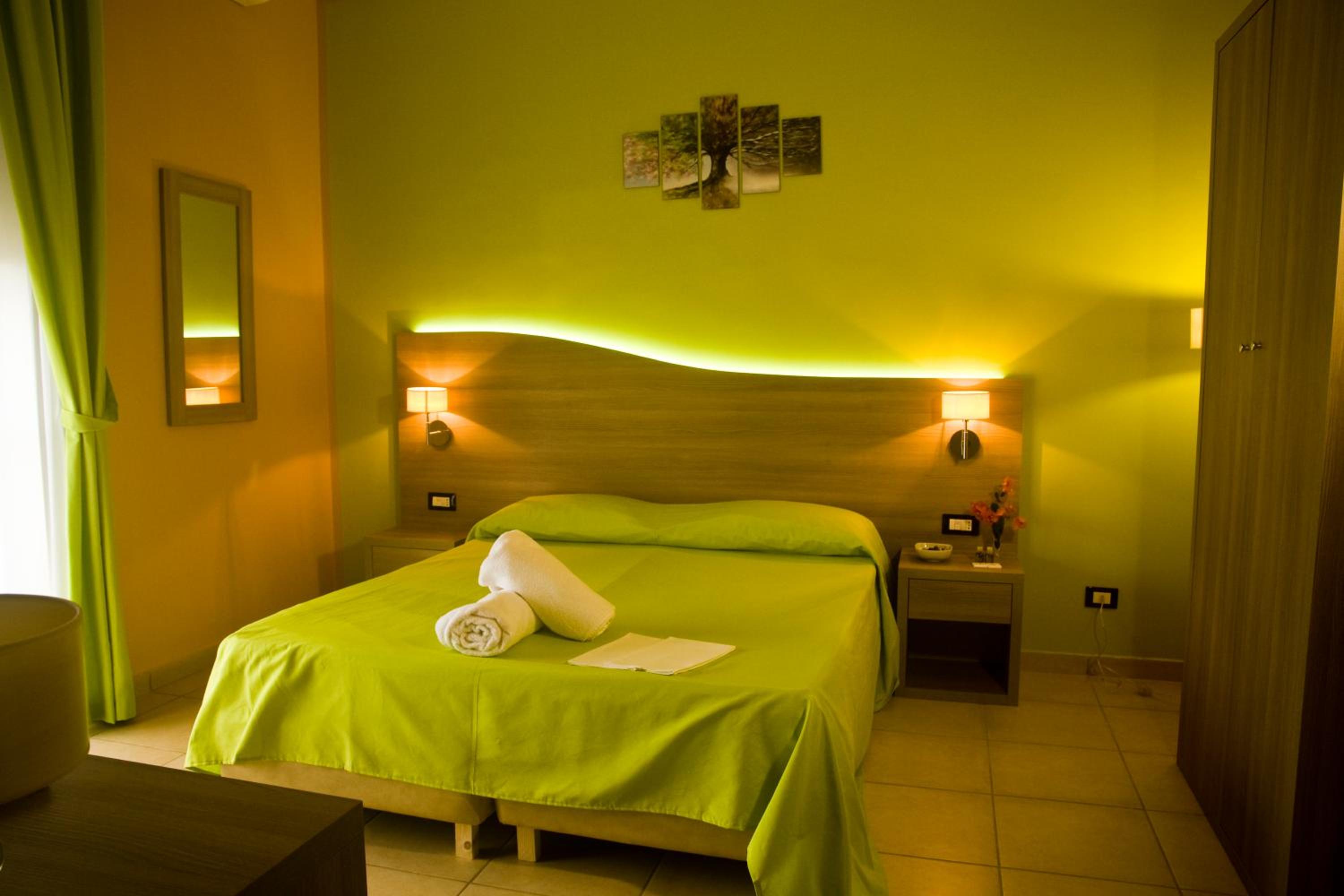 Deluxe Double or Twin Room with Sea View photo 2