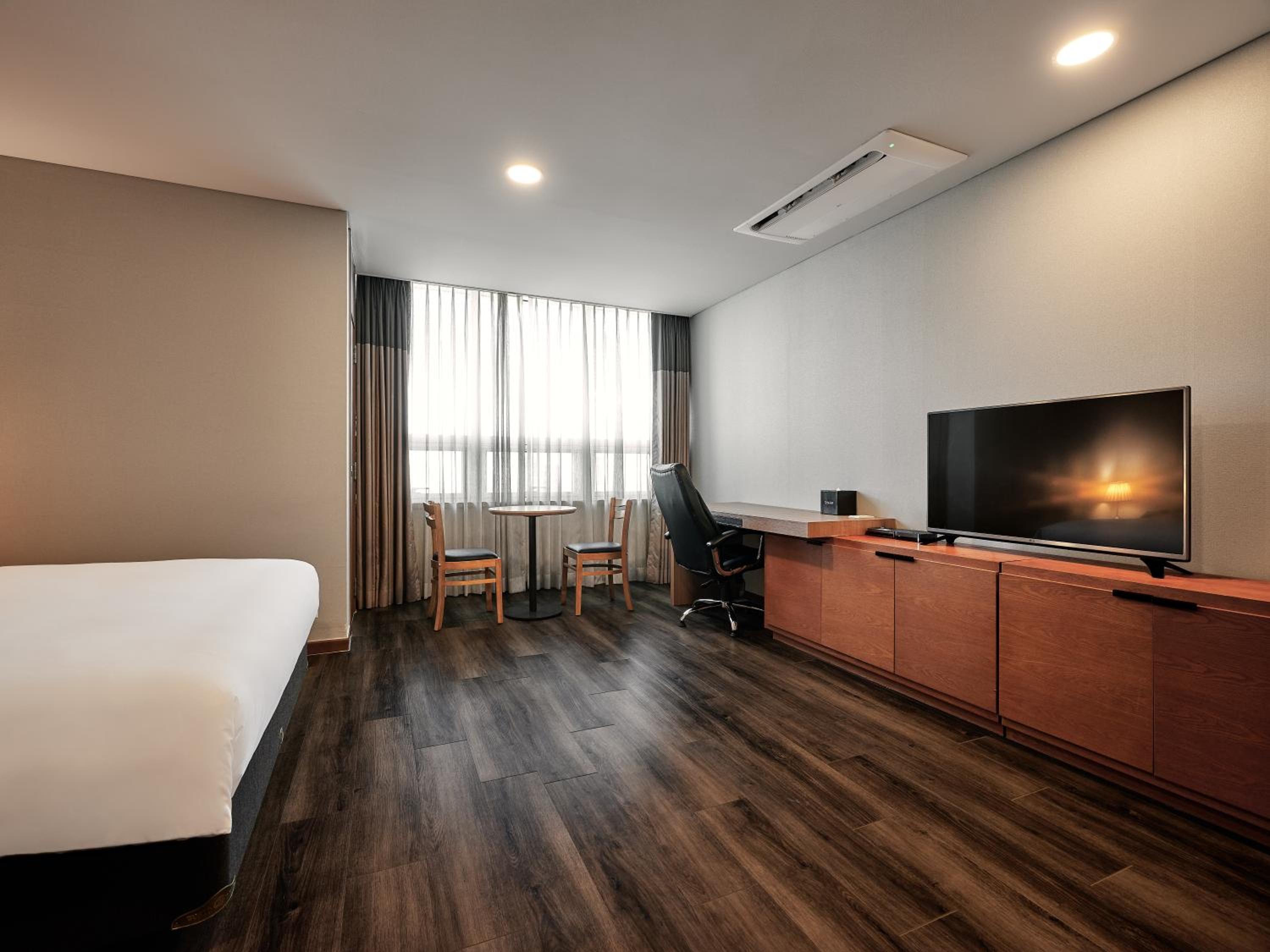 Deluxe Double Room – Includes Stay for One Small Dog (Under 10kg) - Photo 6