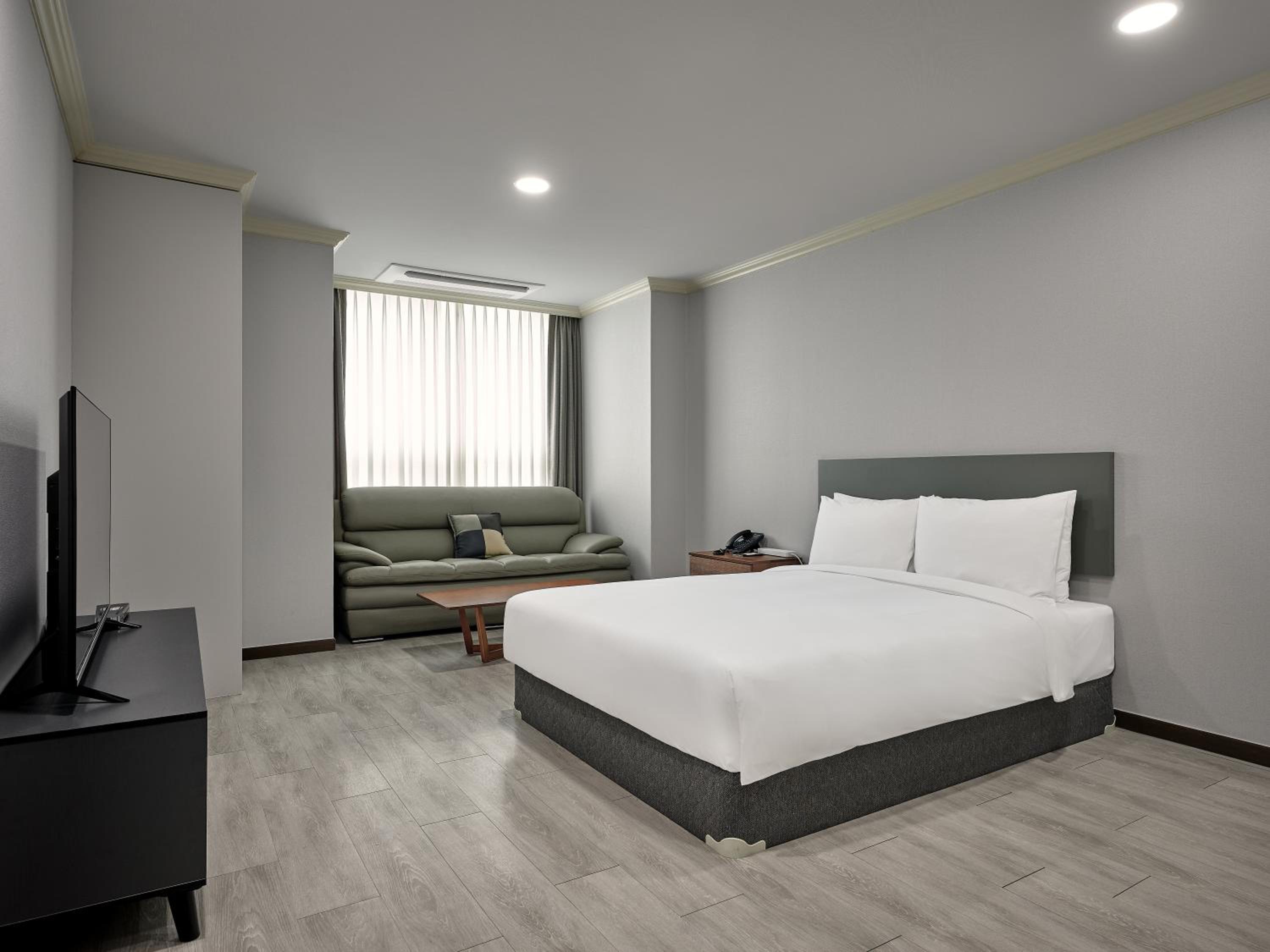 Premier Twin Room – Includes Stay for One Small Dog (Under 10kg) - Photo 4
