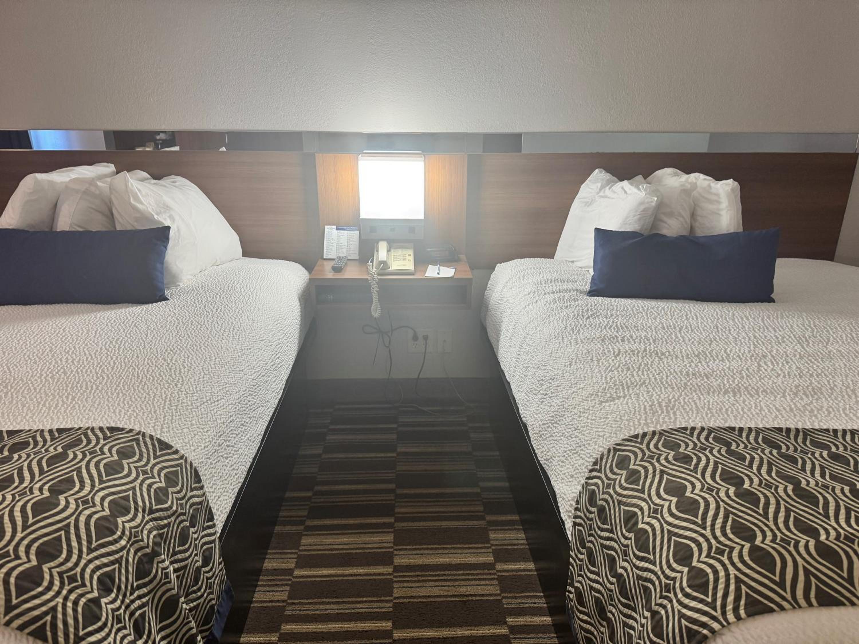 Deluxe Queen Room with Two Queen Beds - Disability Access - Non-Smoking - Photo 2