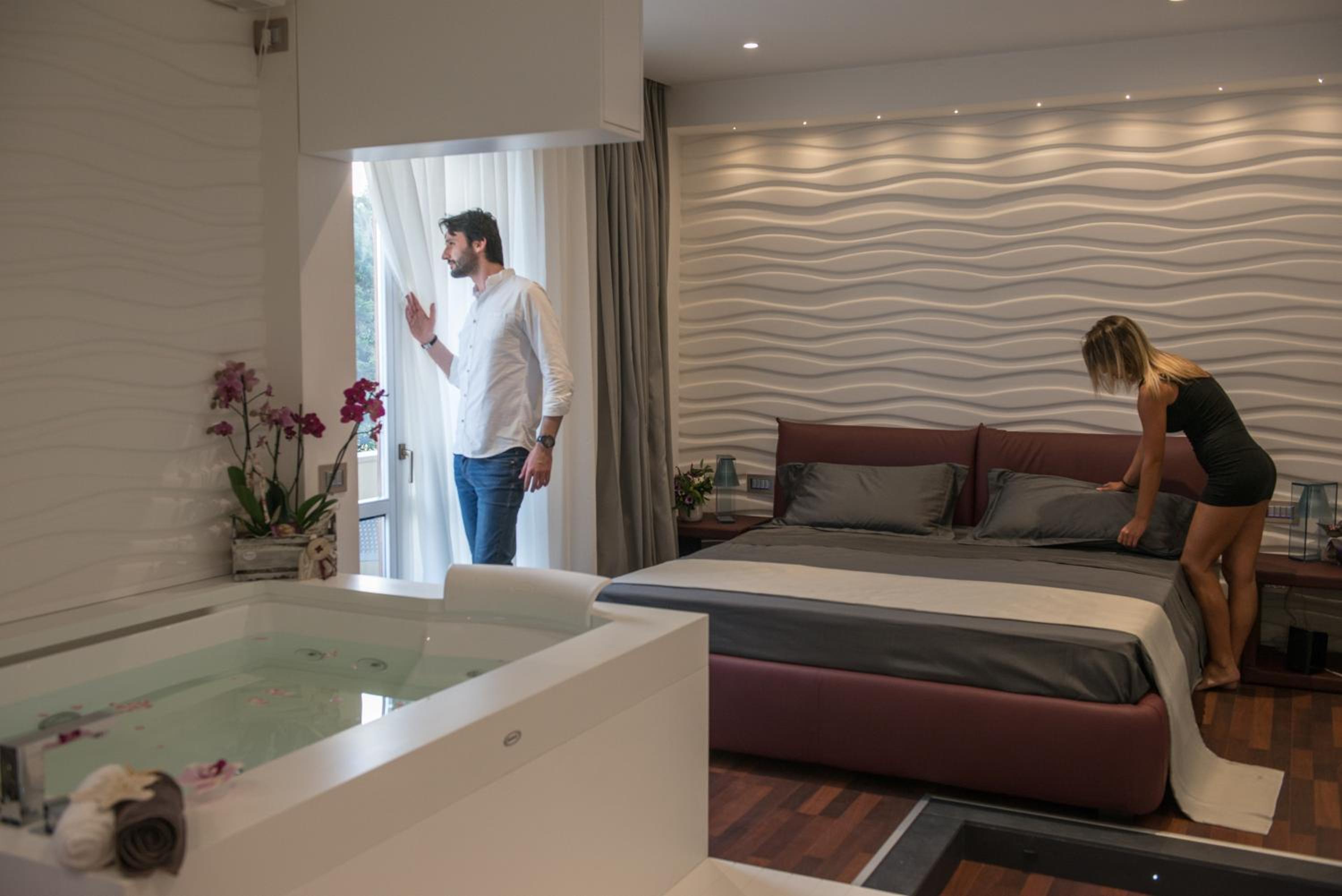 Deluxe Suite with Spa Bath photo 3