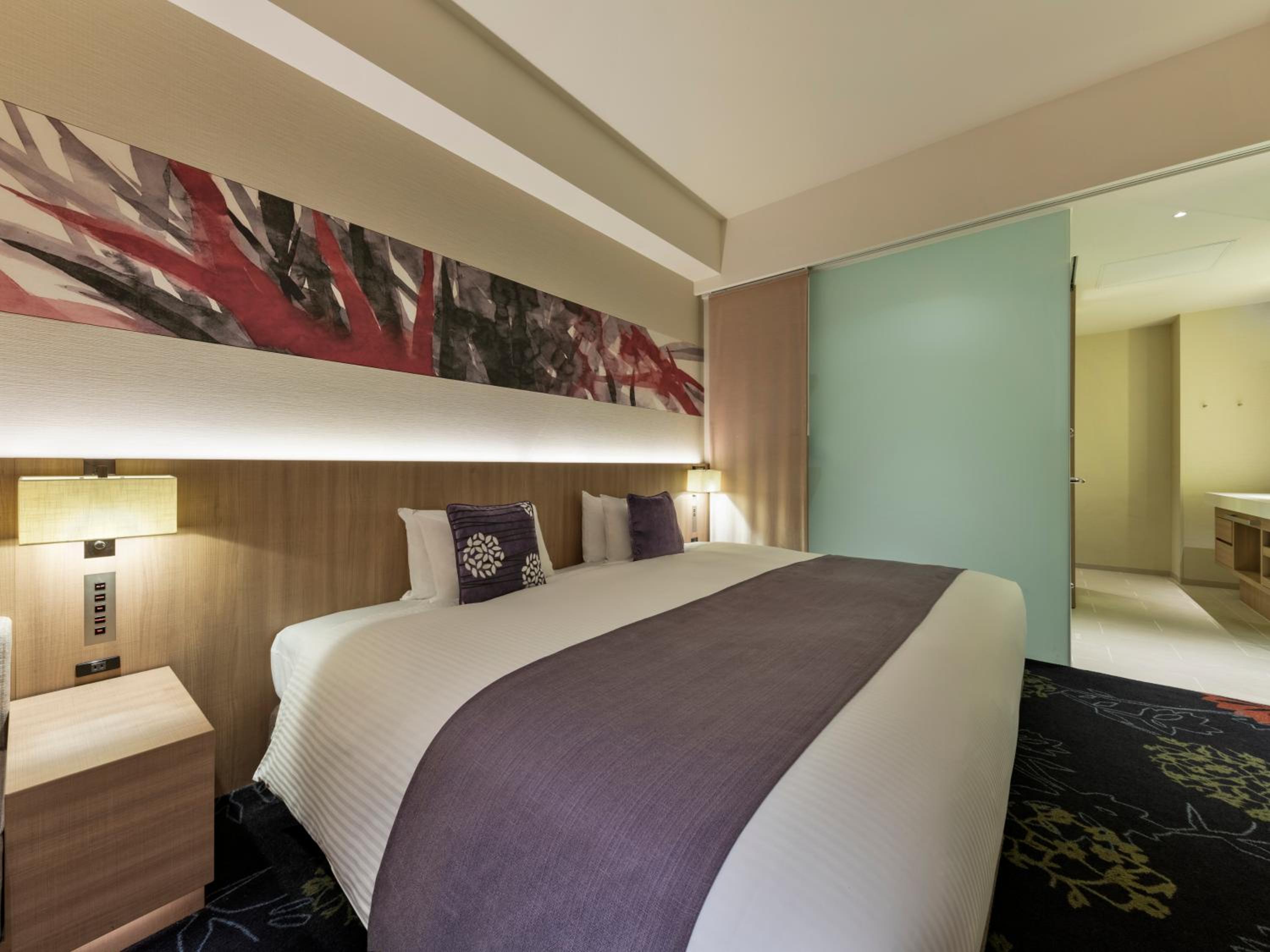 Superior Wide King Room