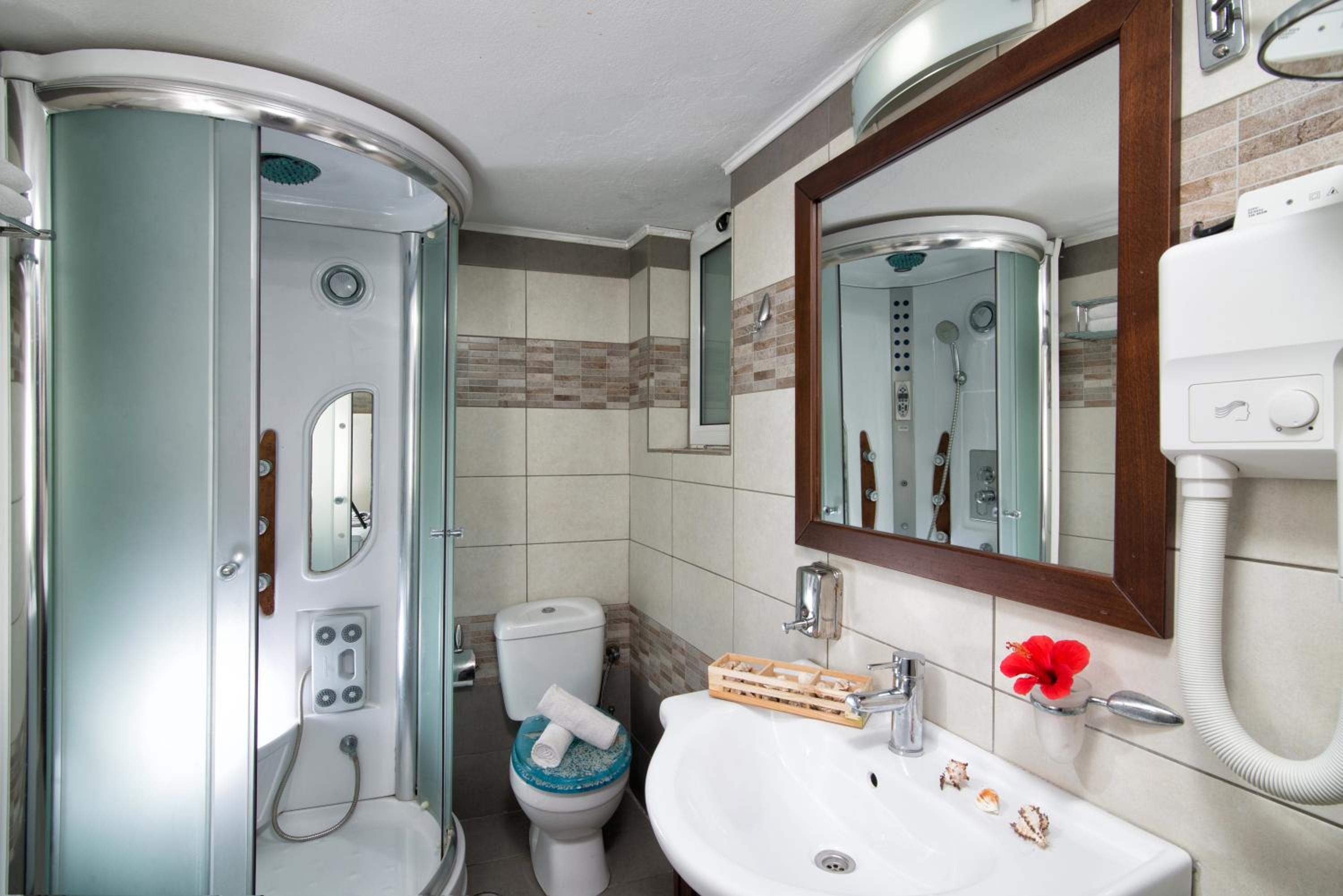 Two-Bedroom Apartment with Hydromassage Shower - Photo 3