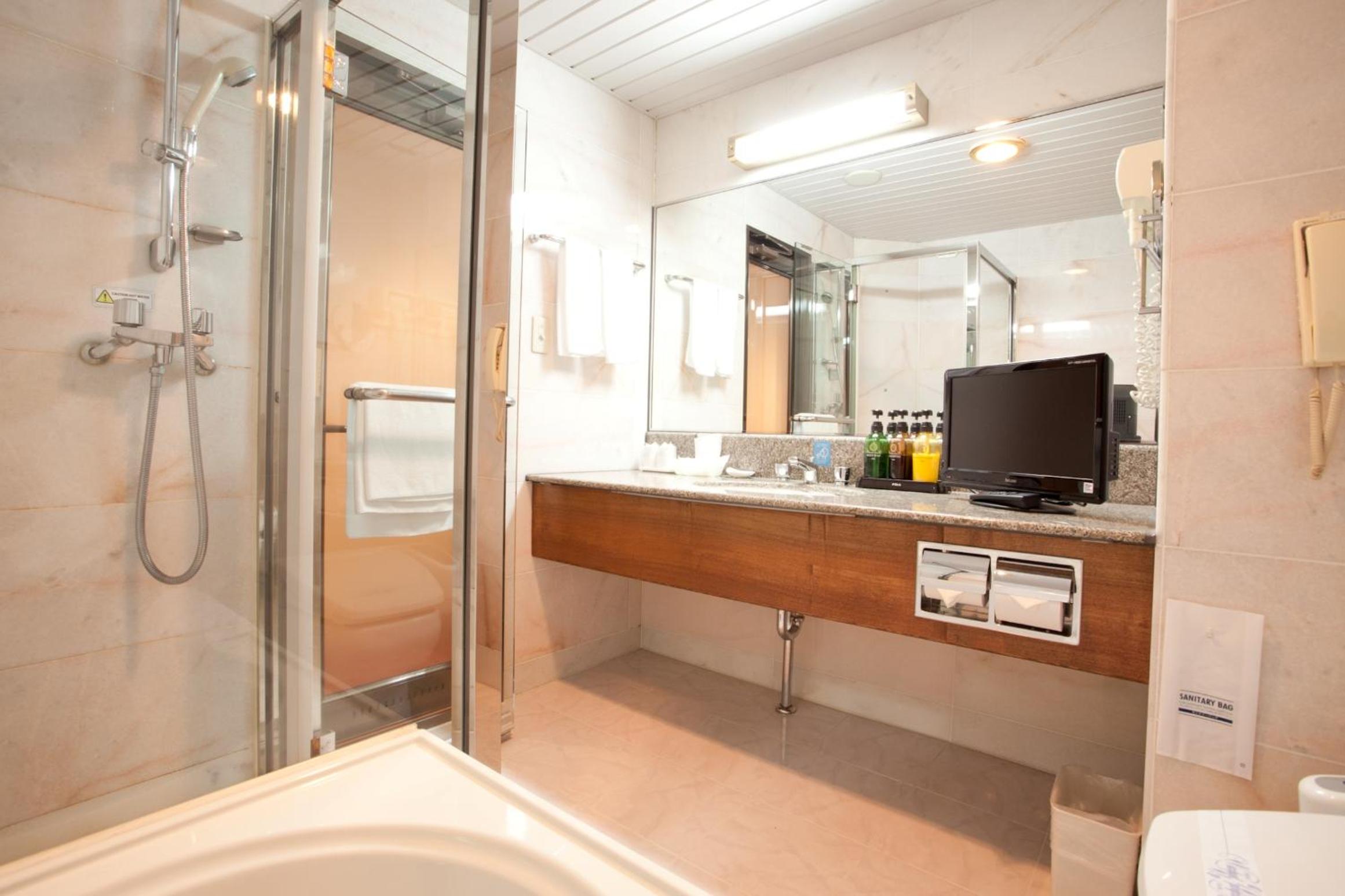 Double Room with Small Double Bed - Smoking - Photo 2