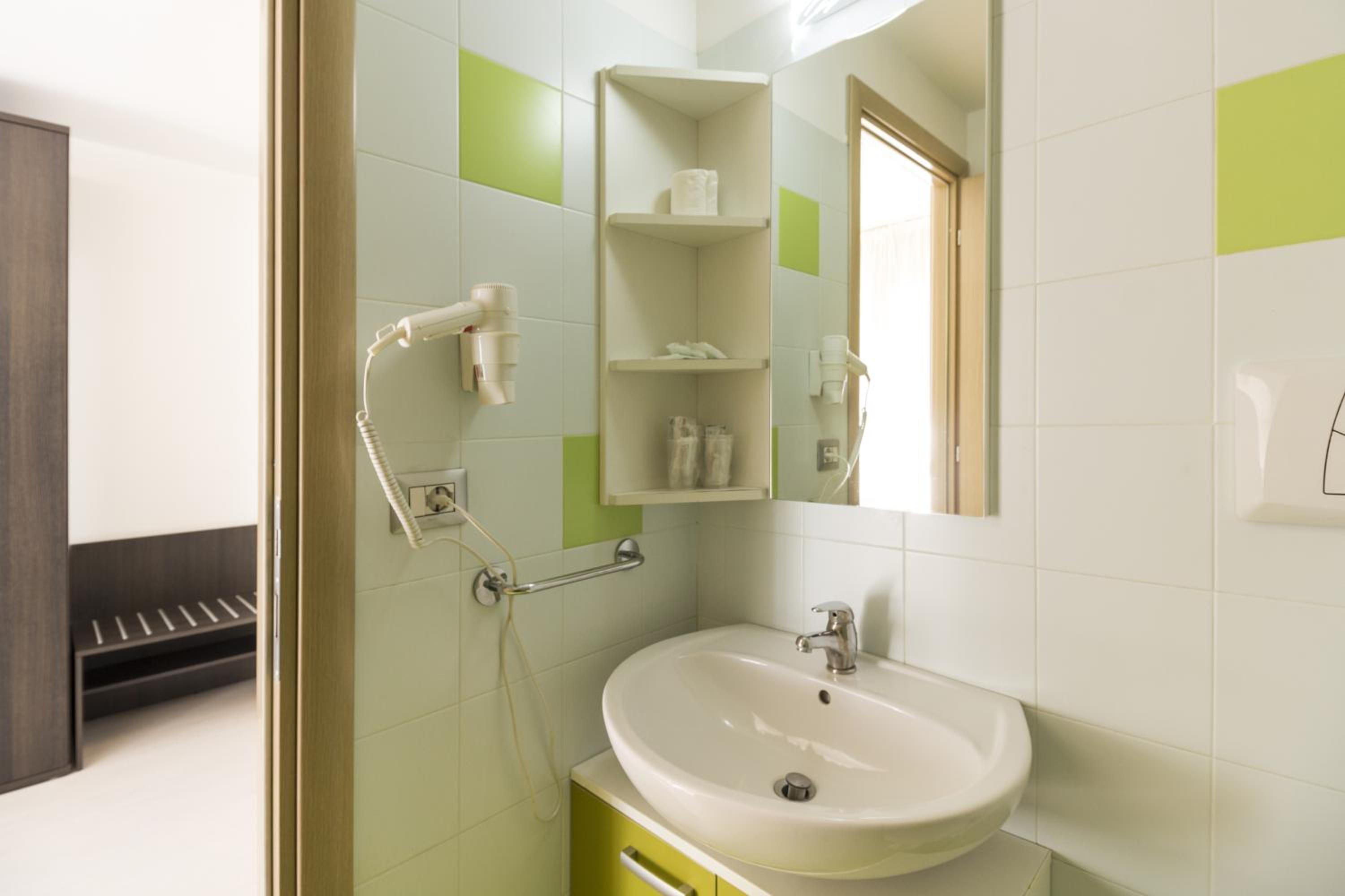 Twin Room - Photo 2
