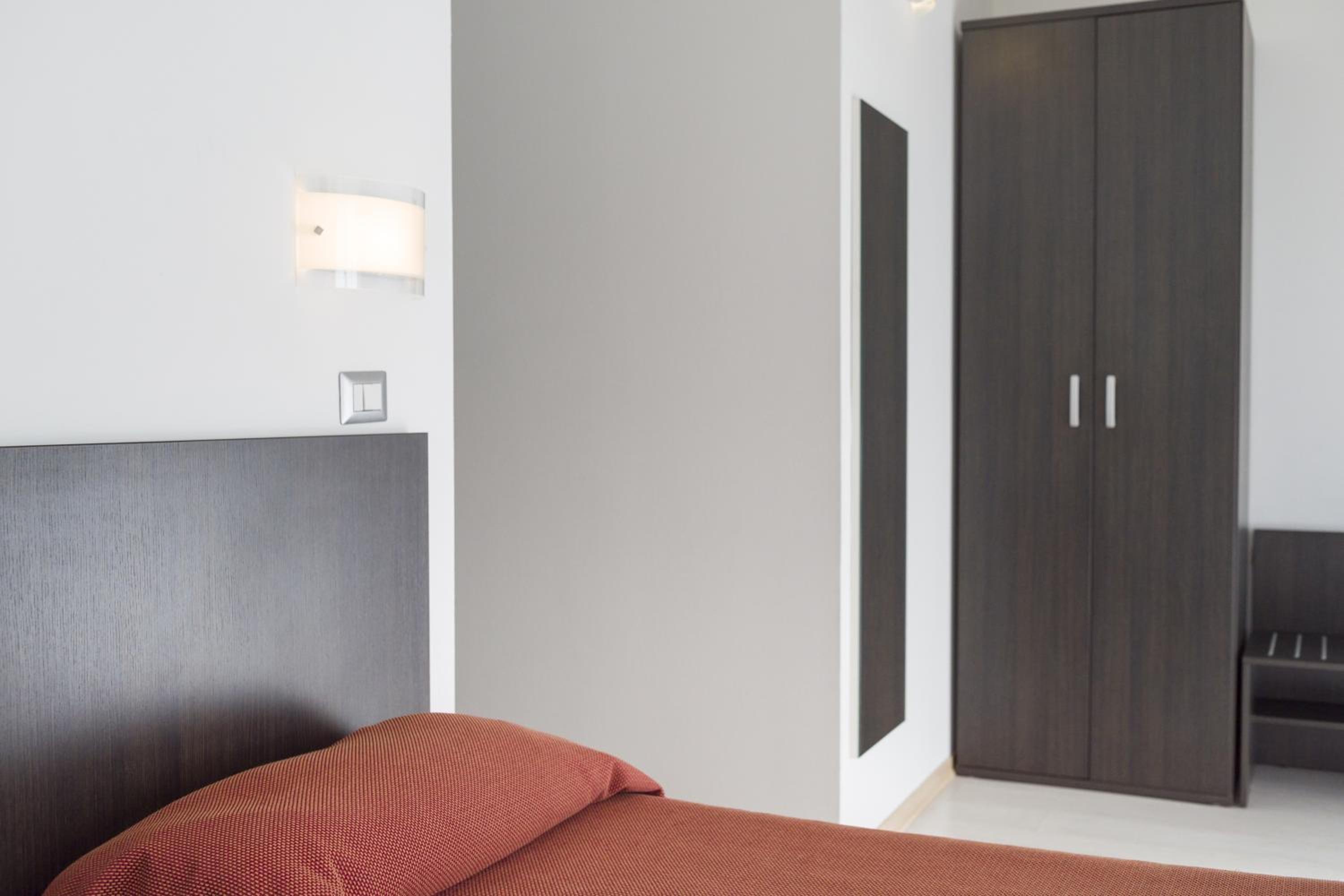 Twin Room - Photo 4