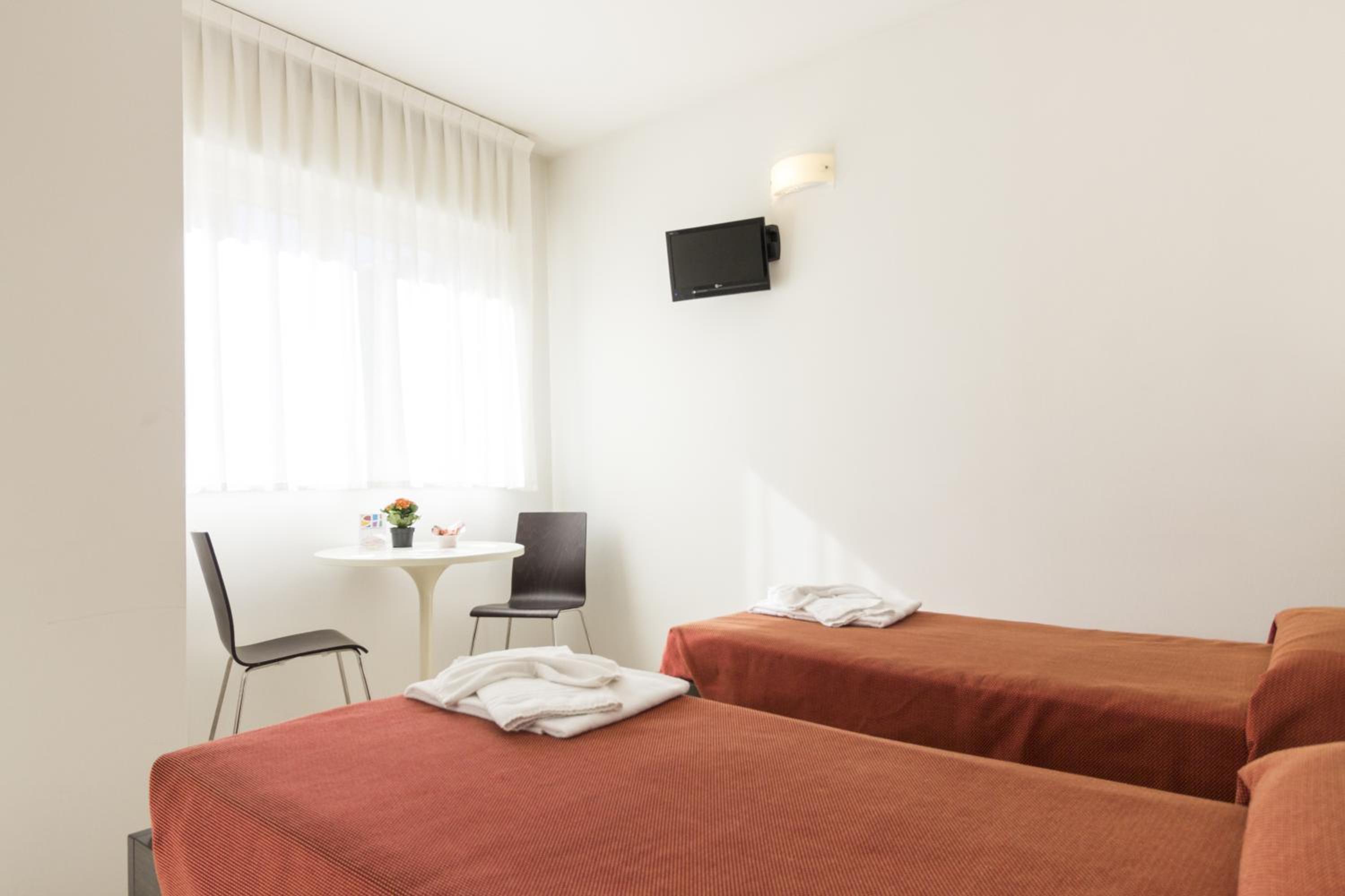 Twin Room - Photo 5