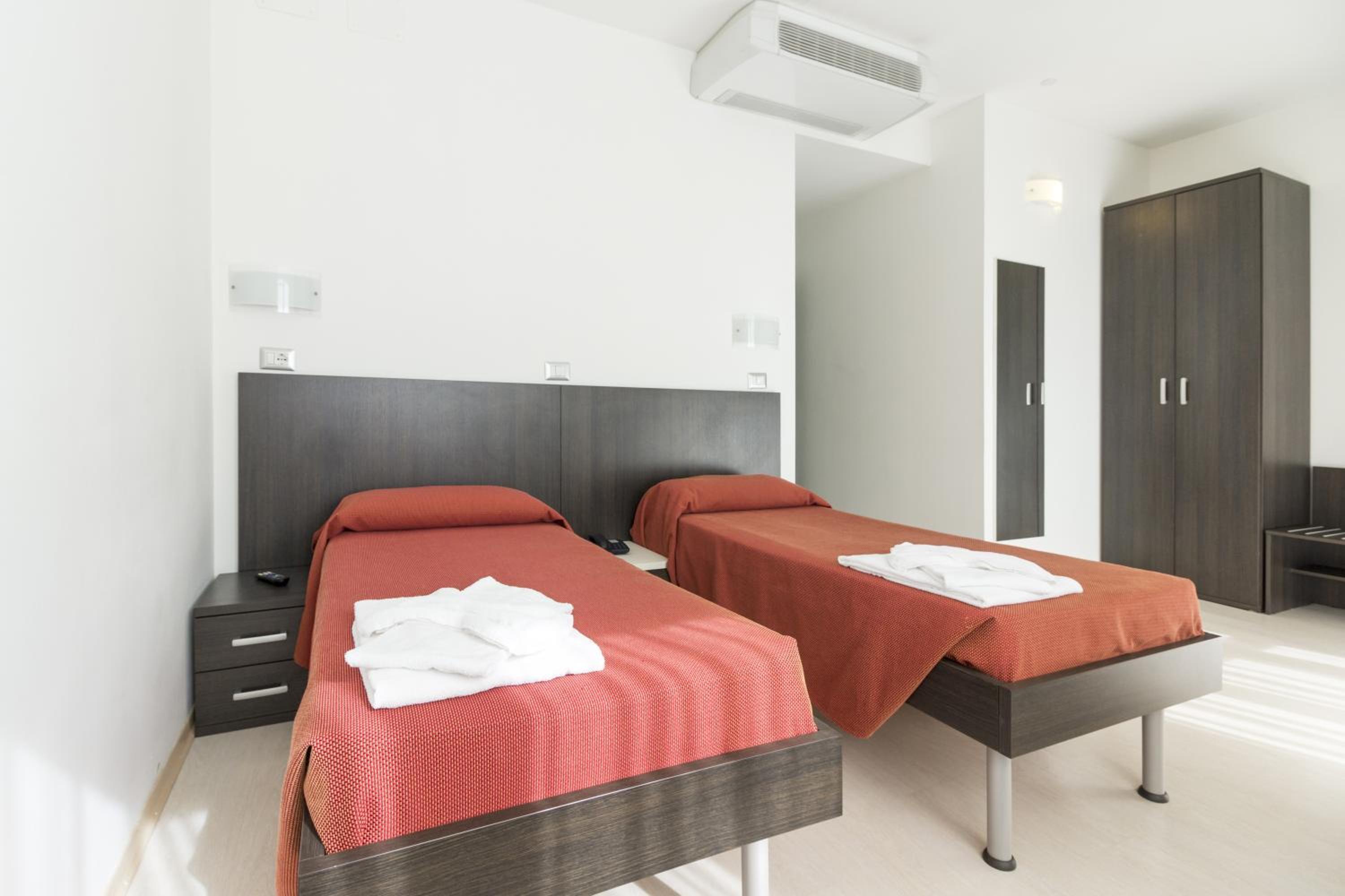 Twin Room - Photo 7