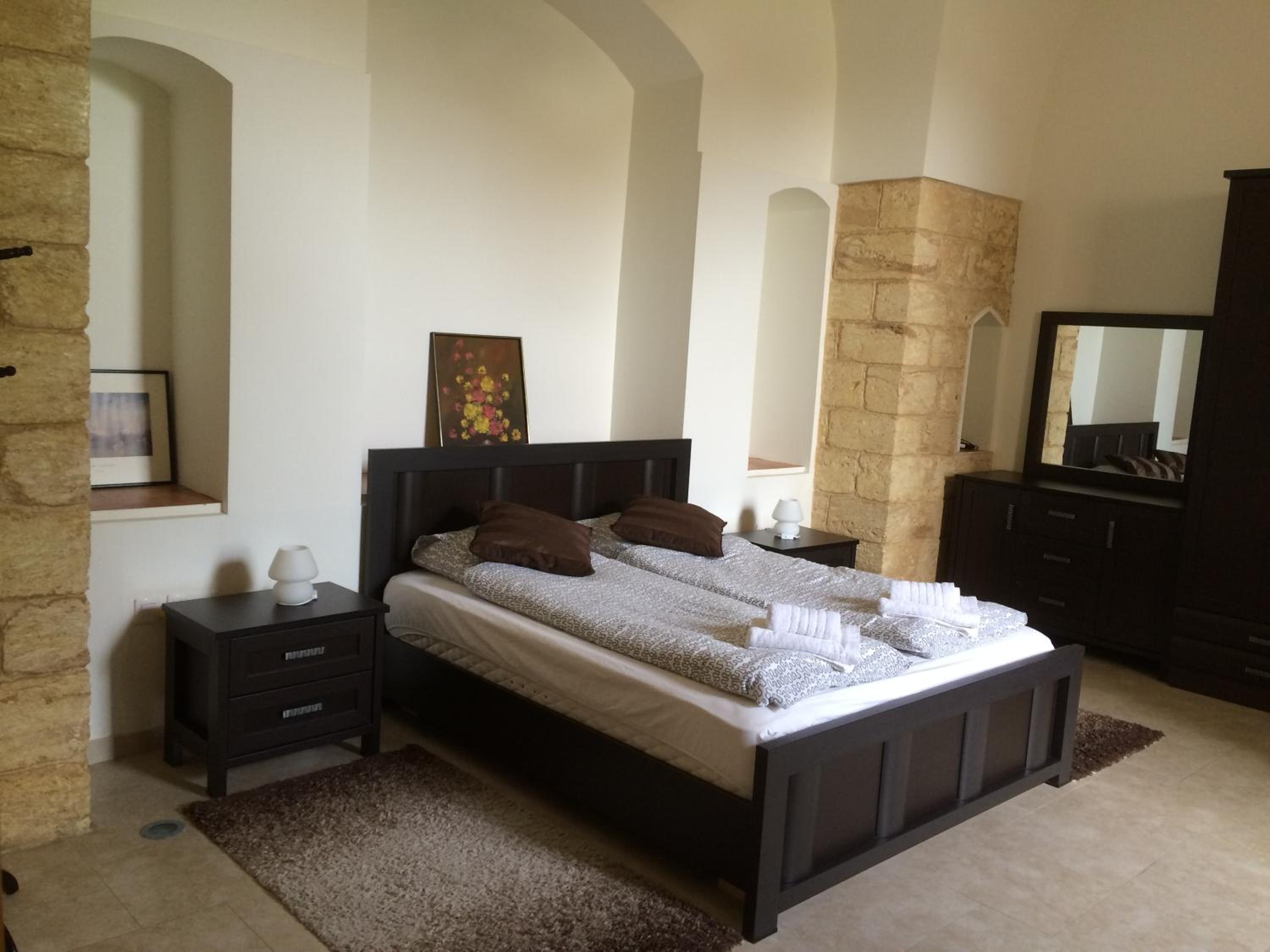 Deluxe Double Room with Bath - Photo 7