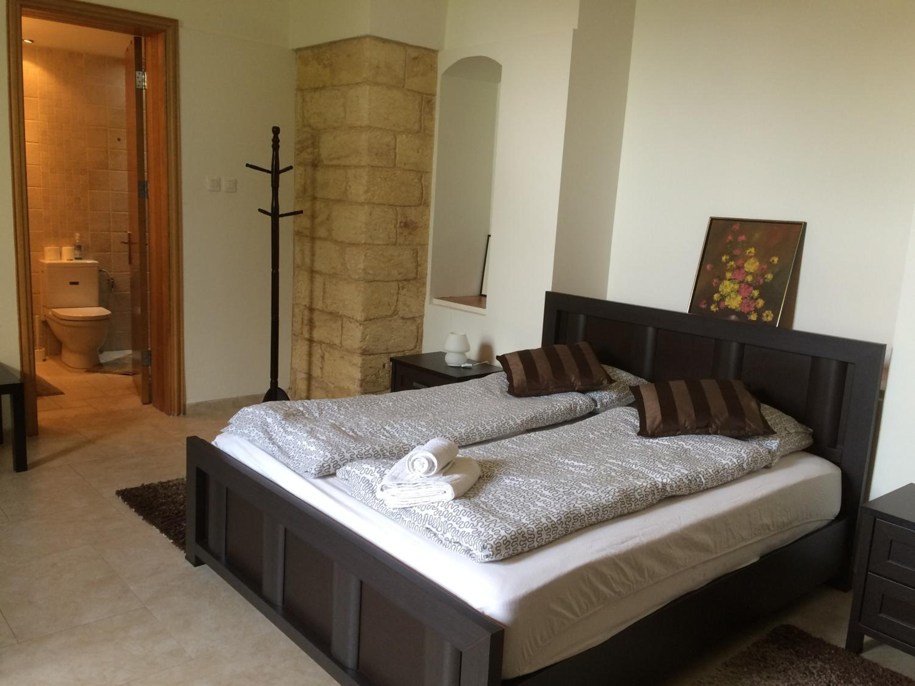 Deluxe Double Room with Bath - Photo 4