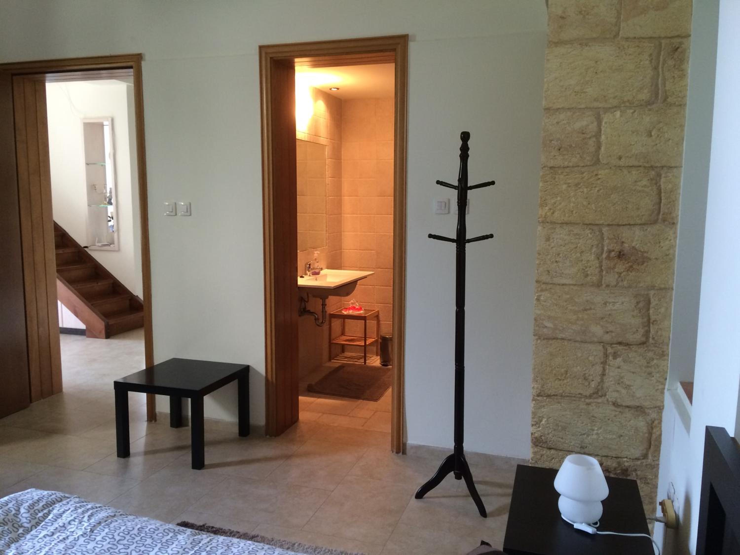 Deluxe Double Room with Bath - Photo 5
