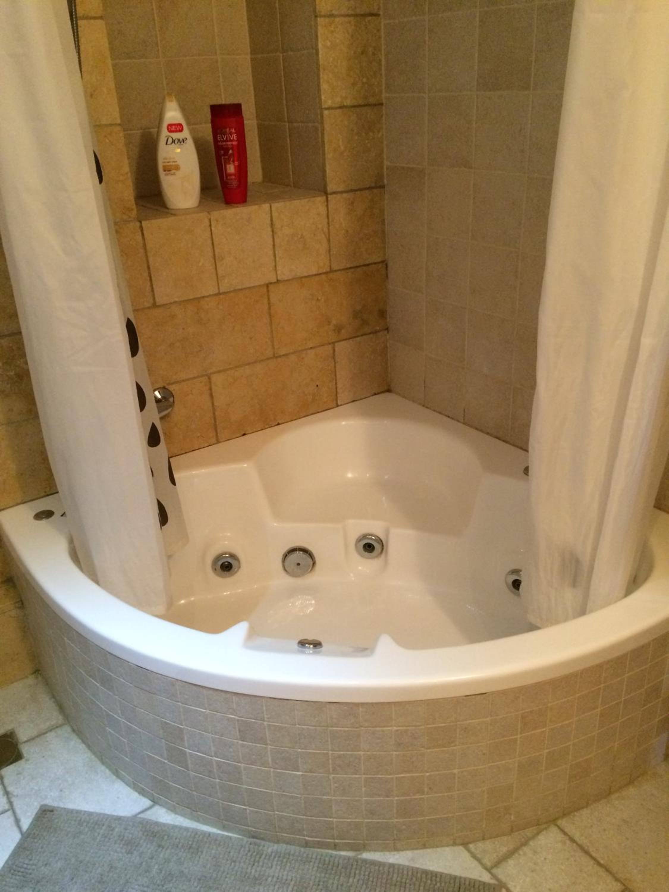 Deluxe Double Room with Bath - Photo 9