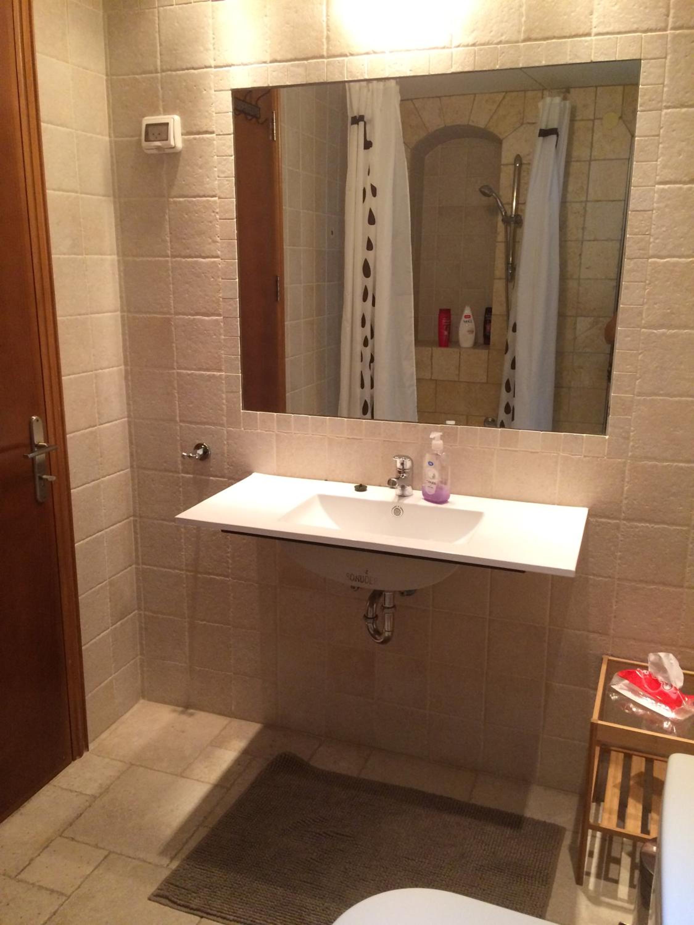 Deluxe Double Room with Bath - Photo 8