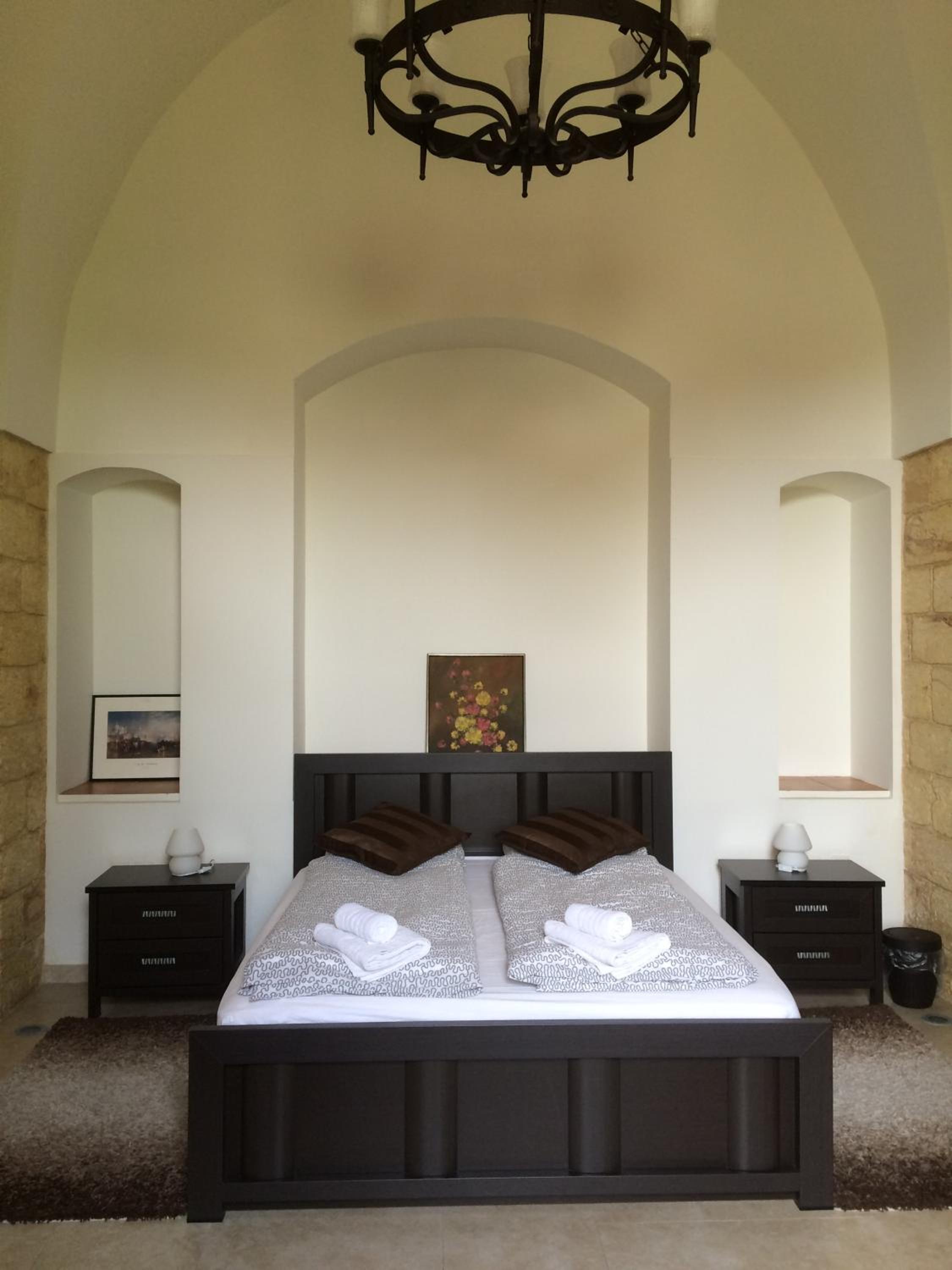 Deluxe Double Room with Bath - Photo 1