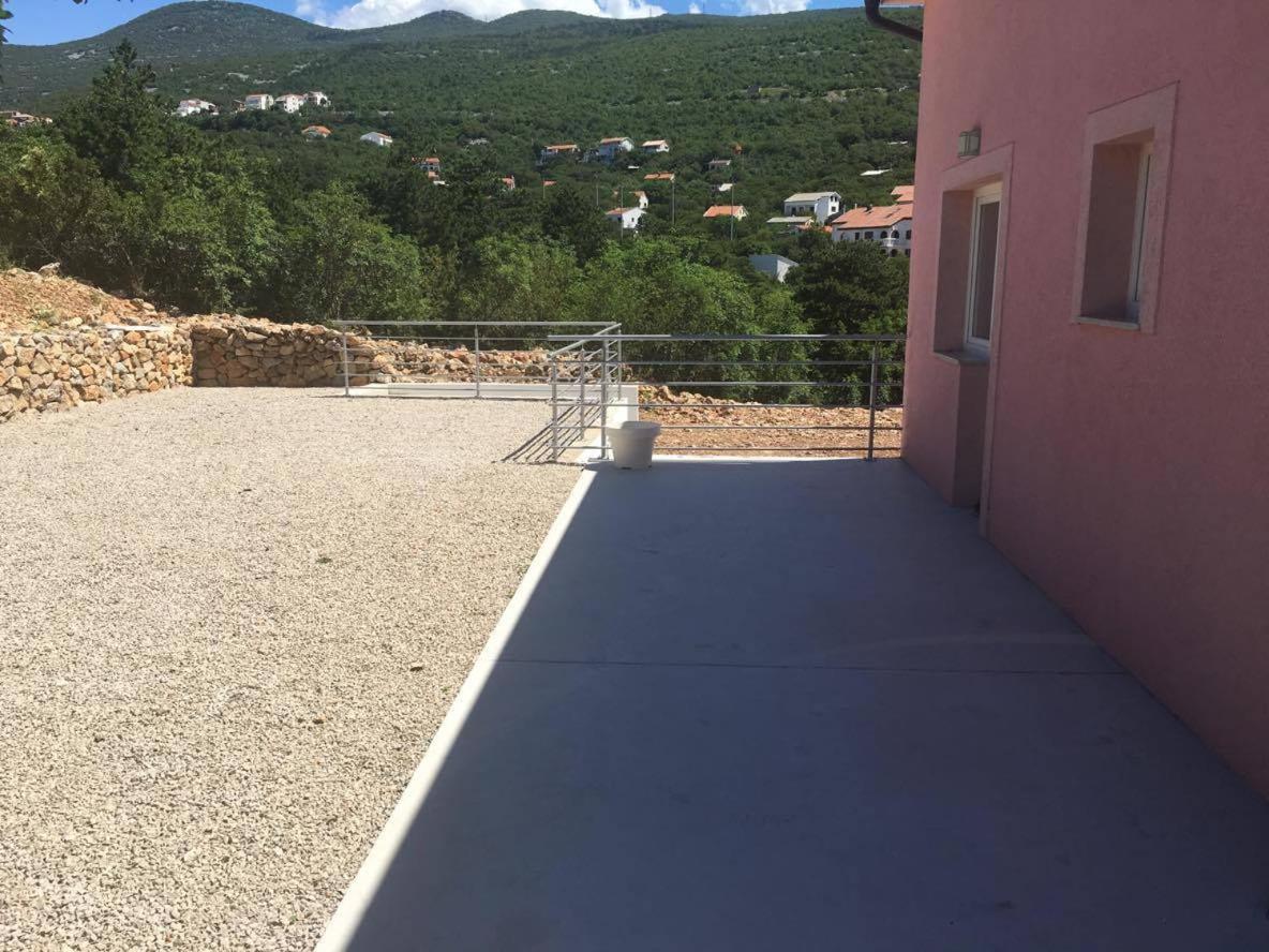 Three-Bedroom Apartment with Balcony and Sea View photo 2