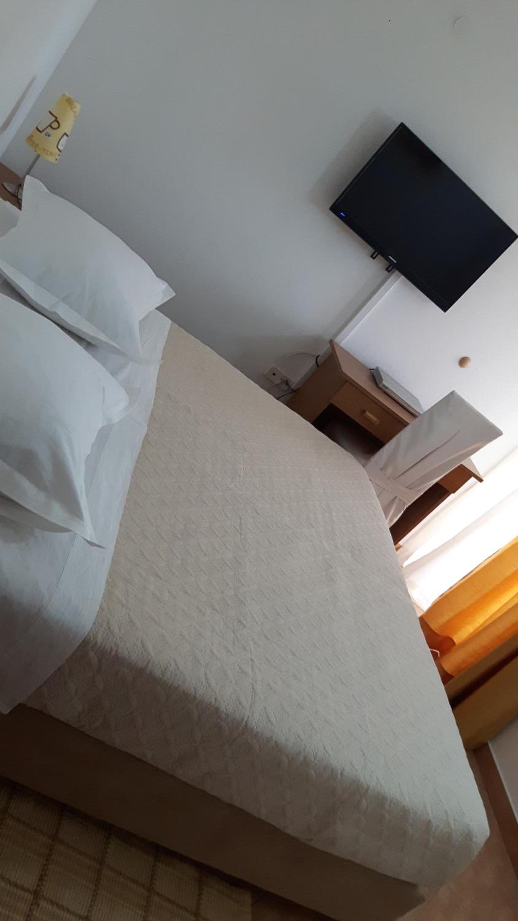 Double or Twin Room - Photo 8