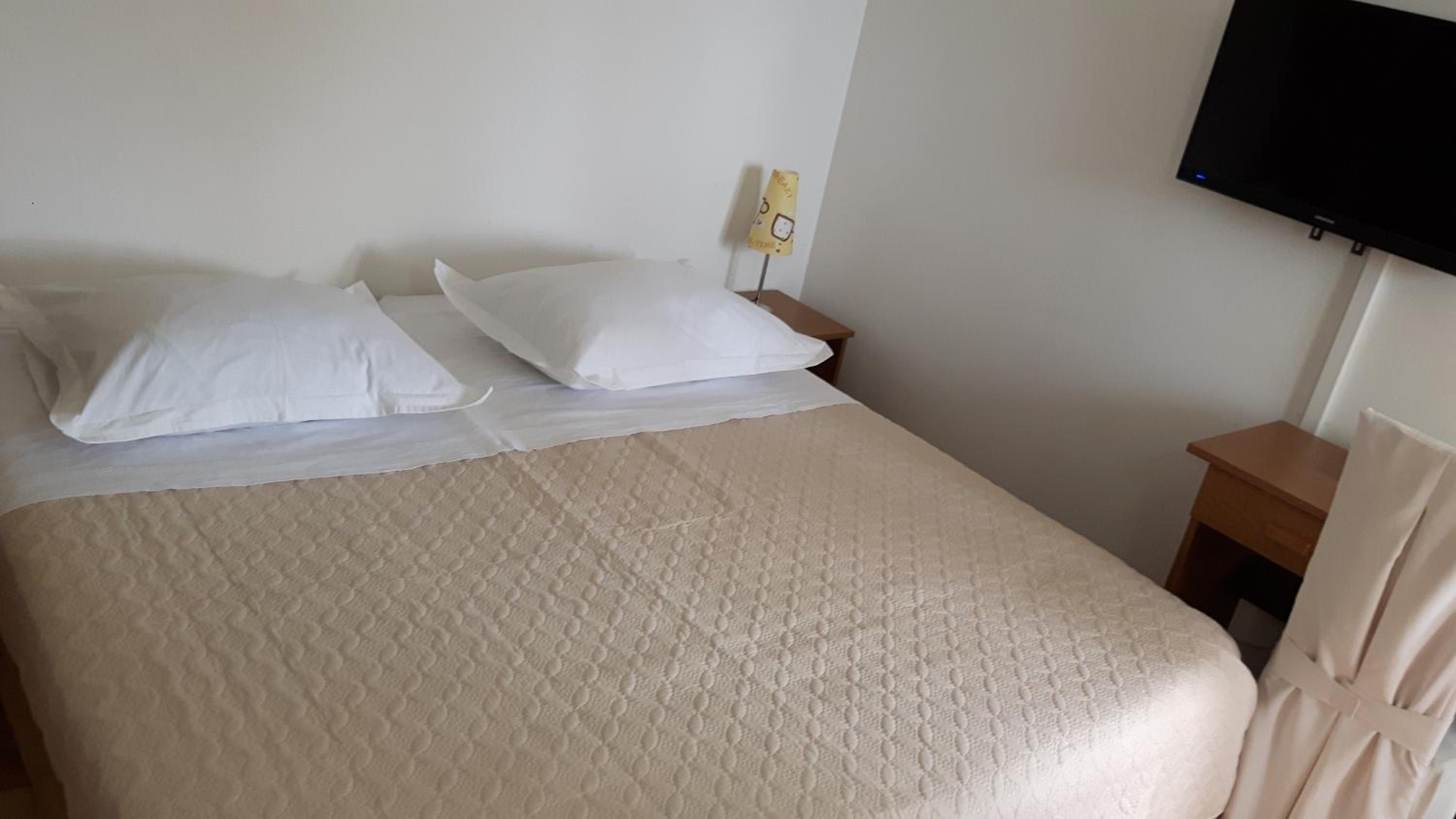 Double or Twin Room - Photo 9