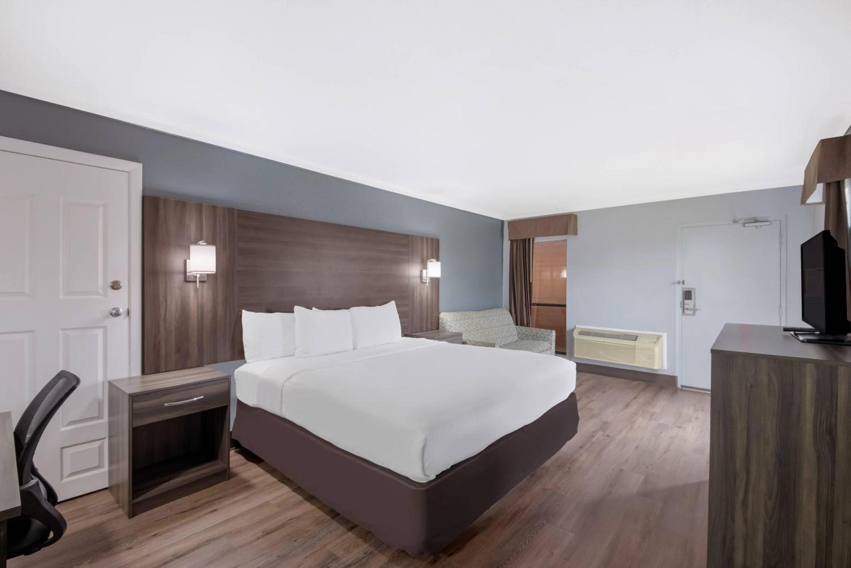 King Room - Accessible/Non-Smoking - Photo 1