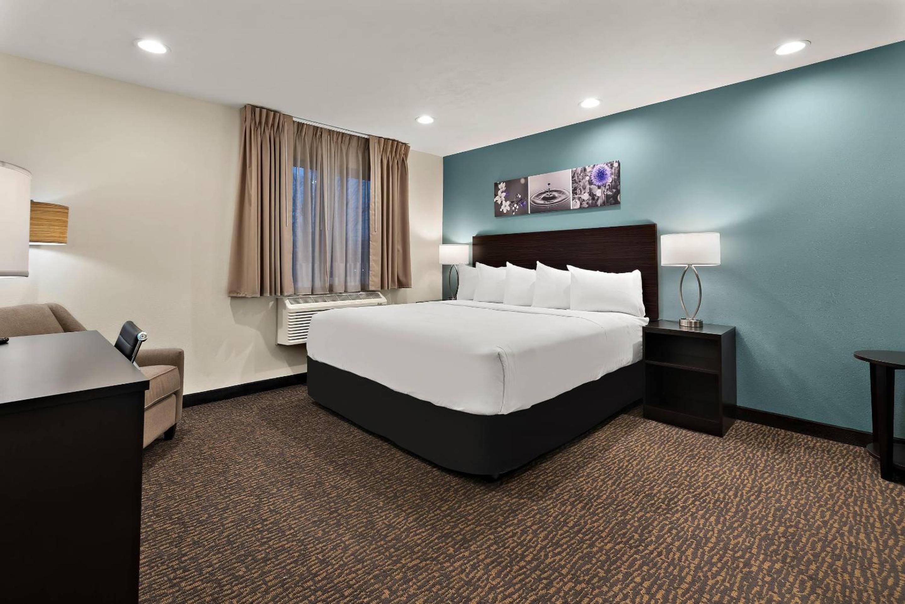 Quadruple Room with Two King Beds - Non Smoking photo 2