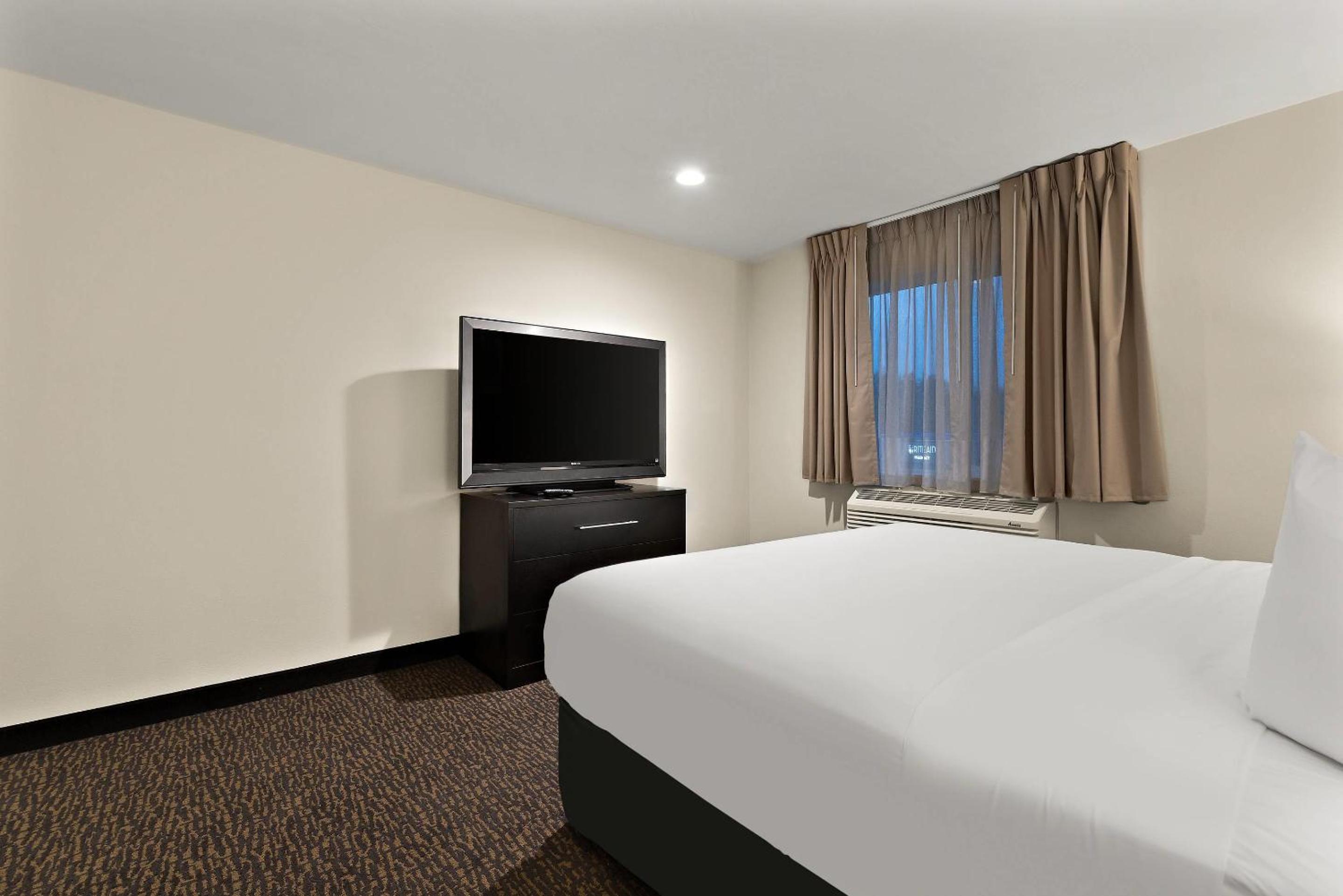 Queen Room with Roll-In Shower - Disability Access/Non Smoking/Ground floor