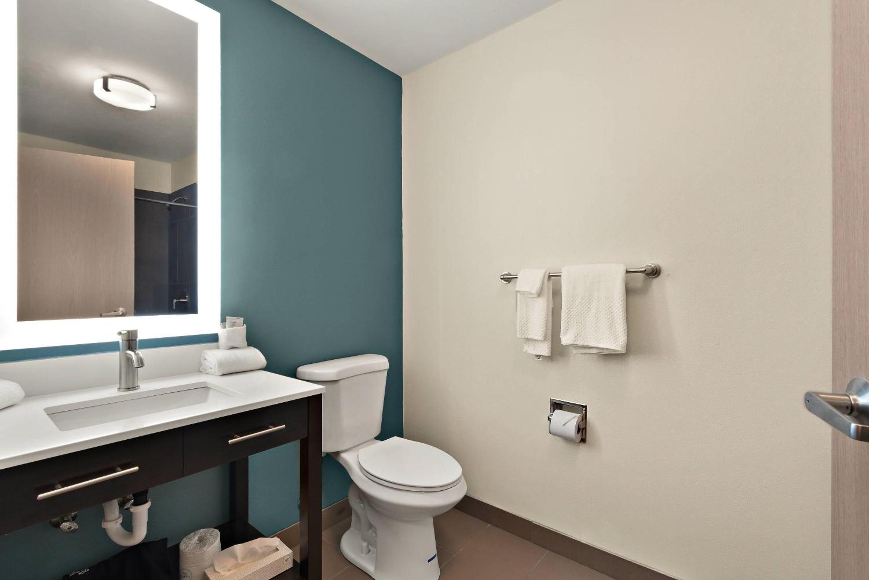 Queen Room with Roll-In Shower - Disability Access/Non Smoking/Ground floor photo 2
