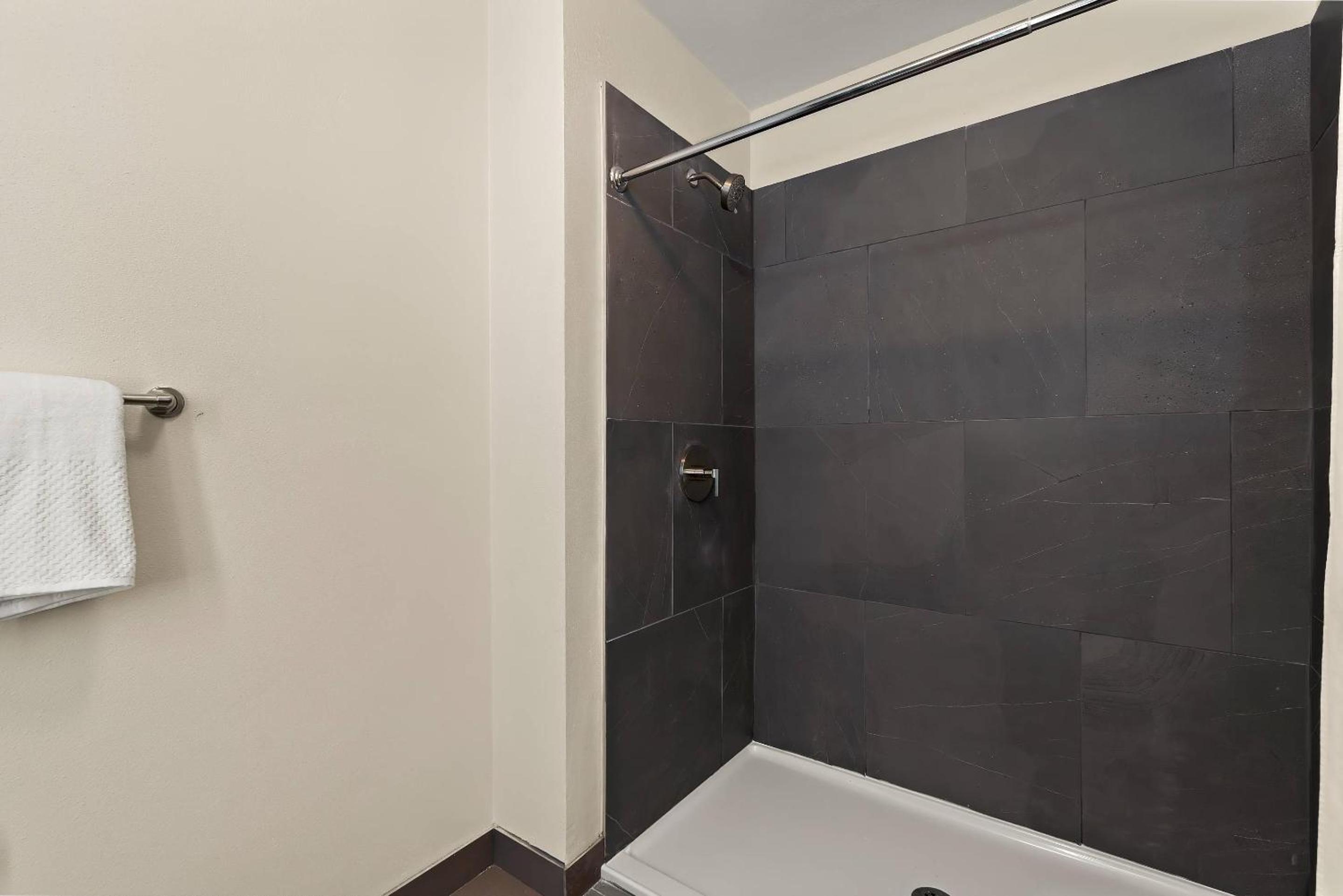Queen Room with Roll-In Shower - Disability Access/Non Smoking/Ground floor photo 3