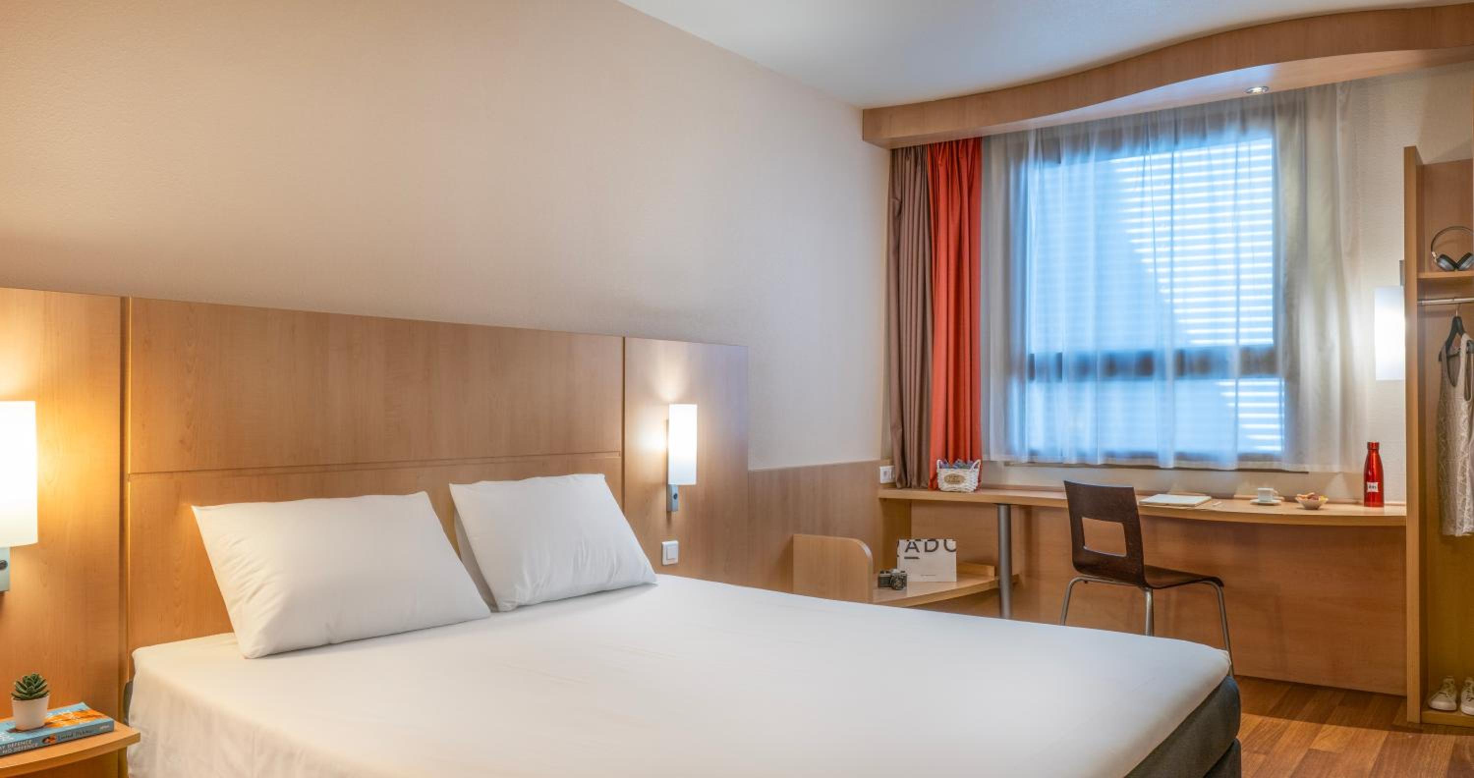 Standard Non Smoking Room with One Double Bed - Photo 6