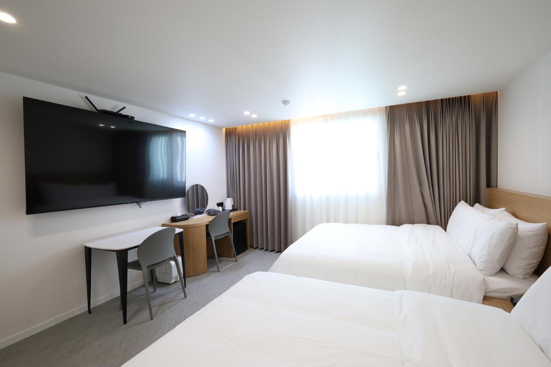 Deluxe Twin Room B